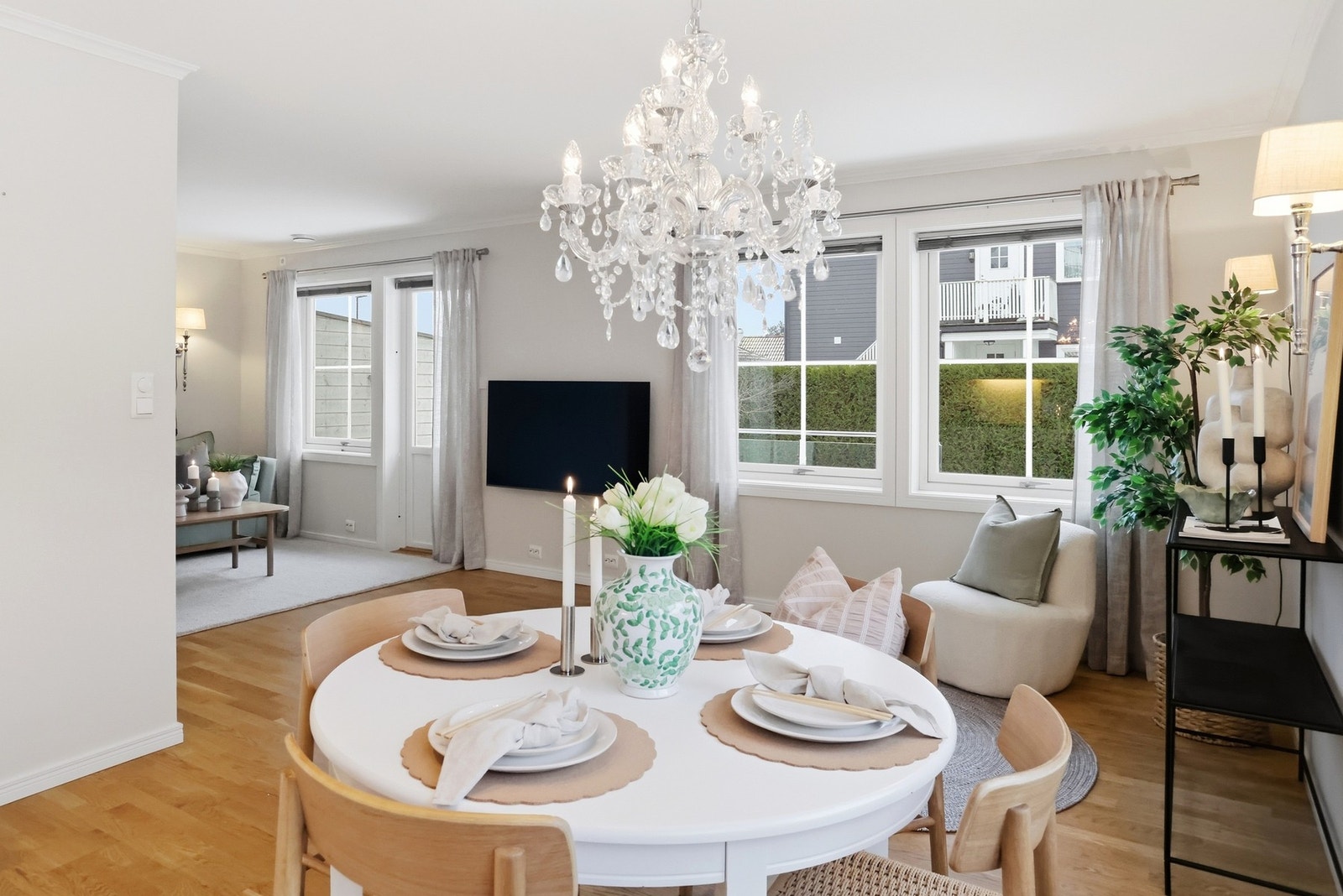 Rommet har gode vindusflater i flere retninger, deriblant utgangsdør til solrik og skjermet uteplass Galleribilde