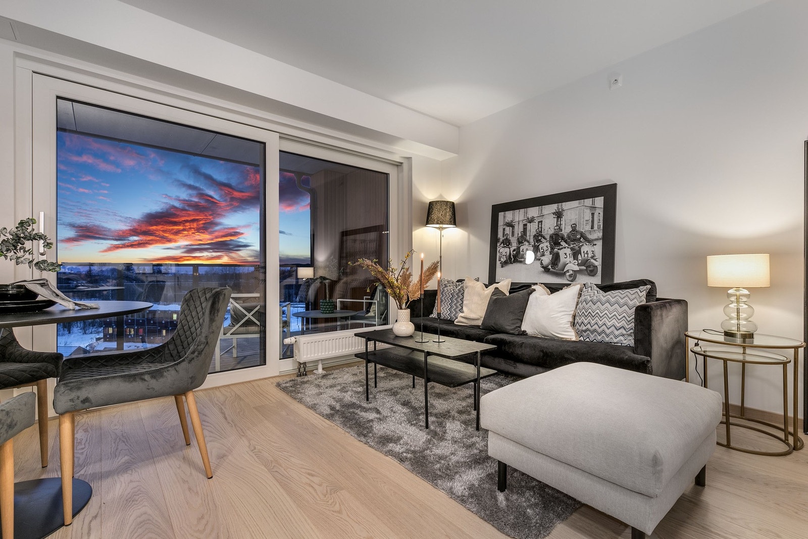 Leiligheten har oppvarming med vannbåren varme via radiatorer, samt balansert ventilasjon med varmegjenvinning. En meget energieffektiv bolig! Galleribilde