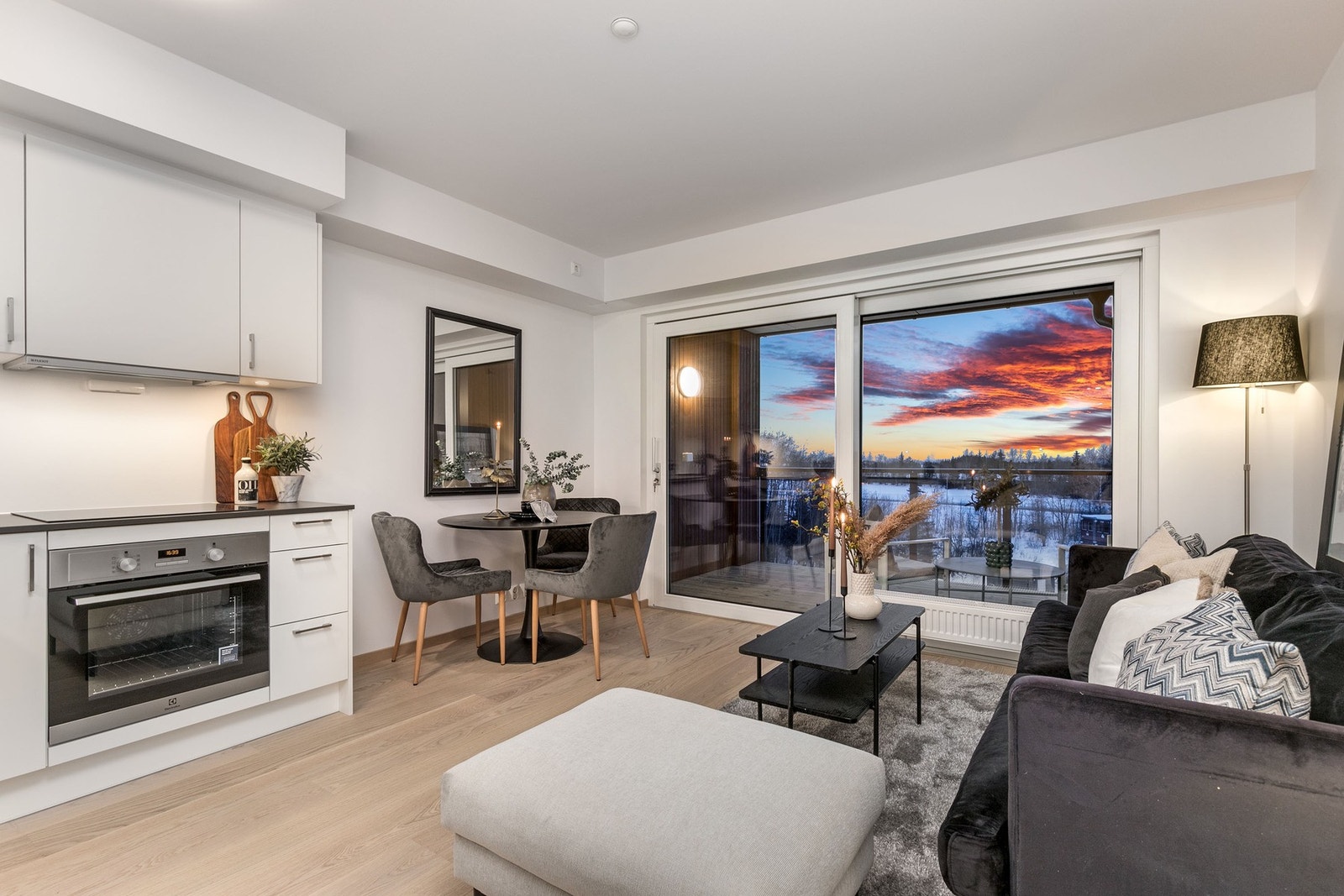 Store vinduer sørger for rikelig med innslipp av naturlig lys Galleribilde