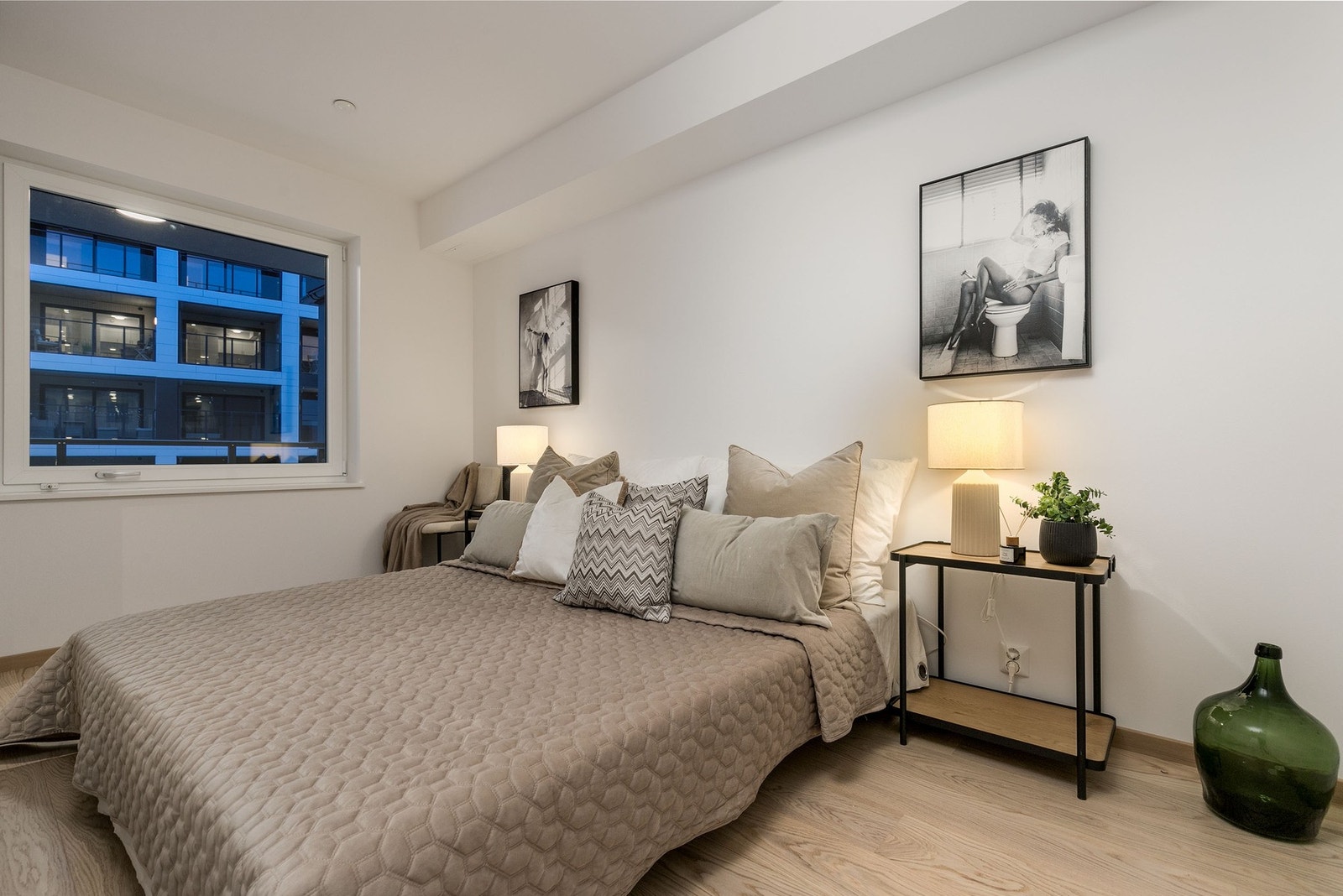 Lyst og innbydende soverom Galleribilde