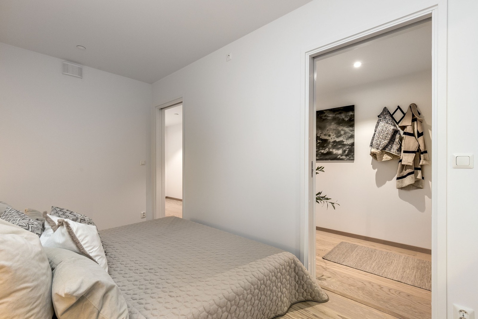 Soverommet har god plass til en større dobbeltseng med tilhørende nattbord Galleribilde