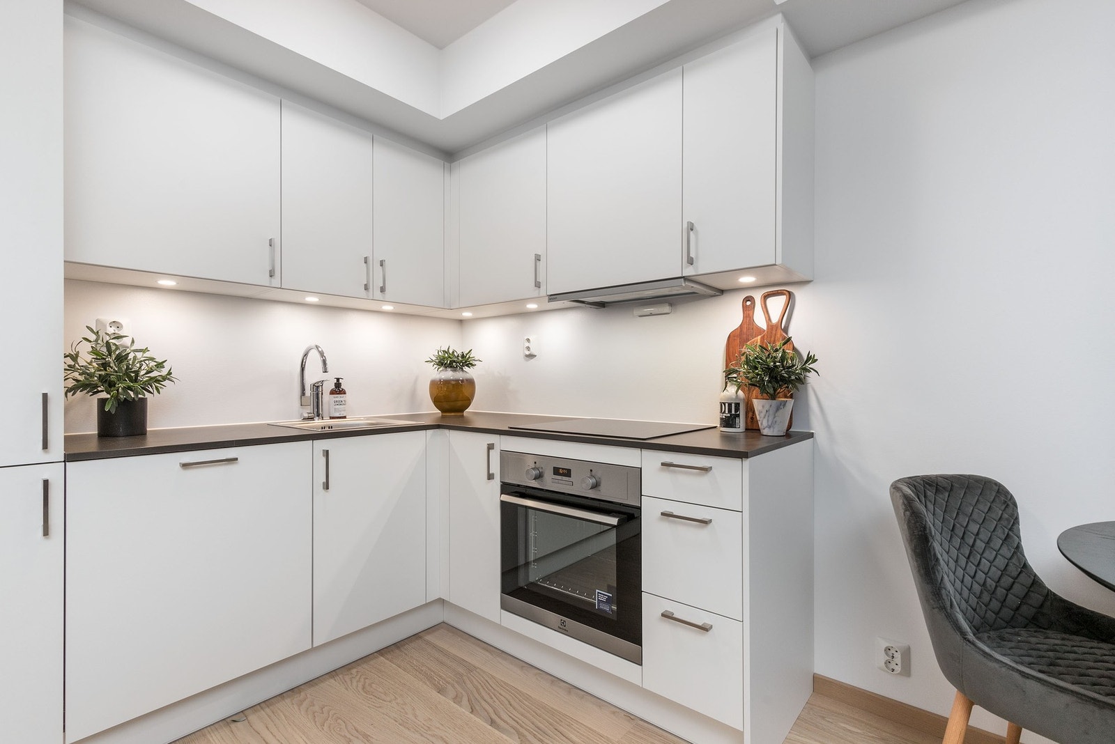 Kjøkkenet har integrert kjøl/frys, ovn, steketopp, oppvaskmaskin og uttrekkbar vifte. Belysning under skapinnredning. Galleribilde