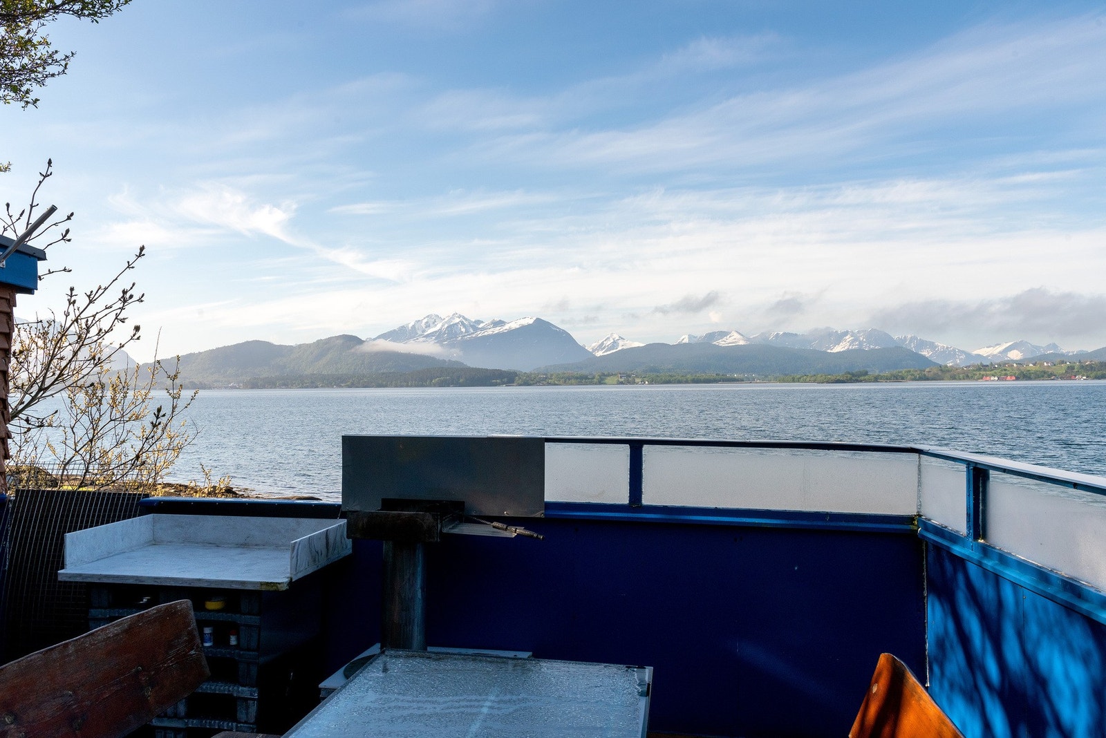 Nydelig utsikt fra terrassen ved naustet. Galleribilde