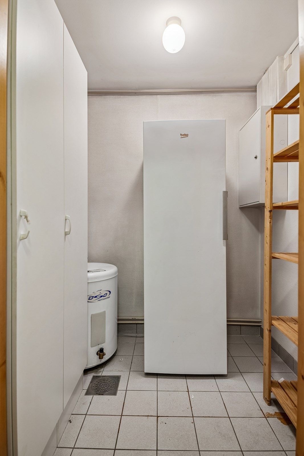 En praktisk innvendig bod gir ekstra lagringsplass og rommer varmtvannsberederen. Galleribilde