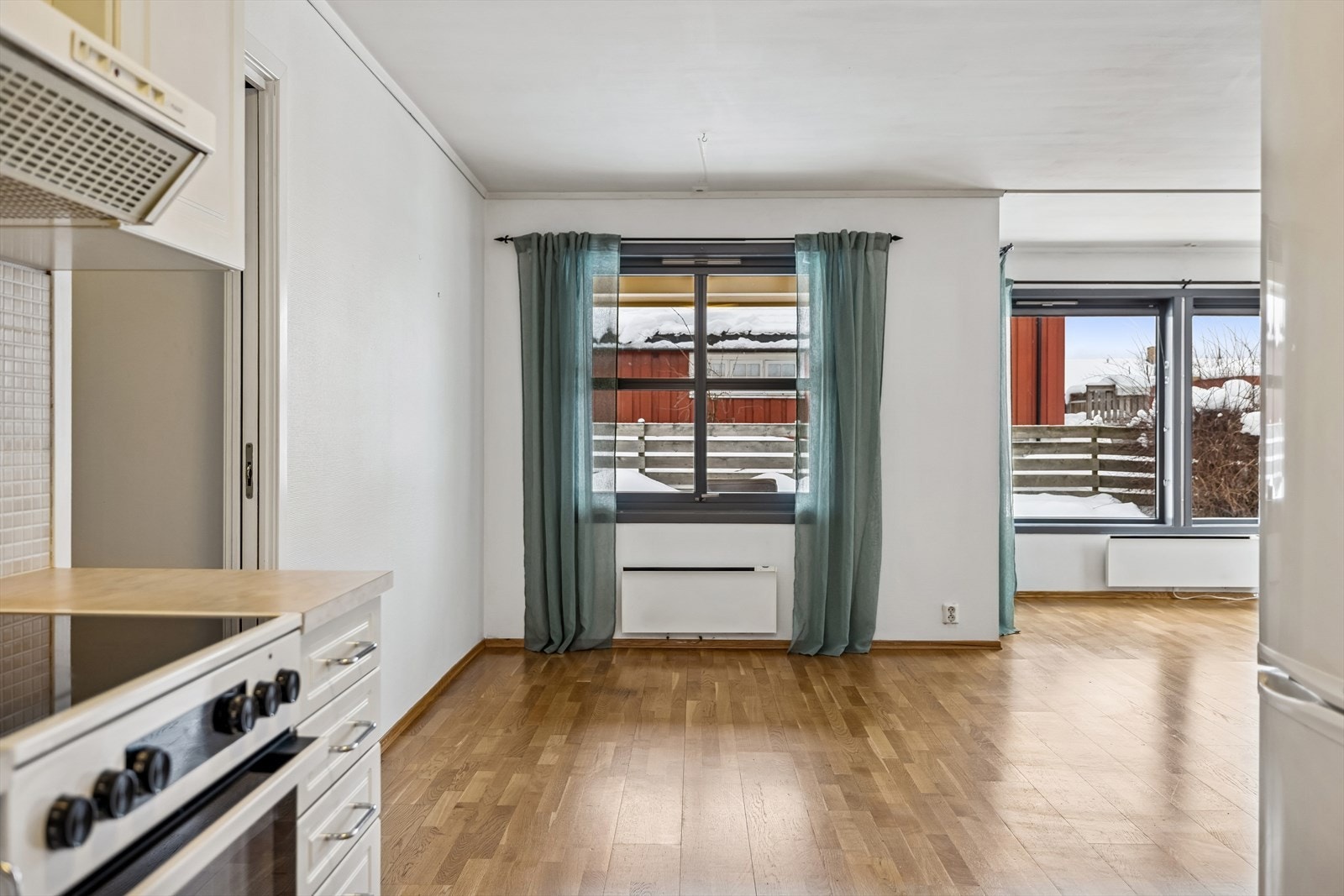 Fra kjøkkenet har du god kontakt med stuen, ideelt når du har gjester. Galleribilde