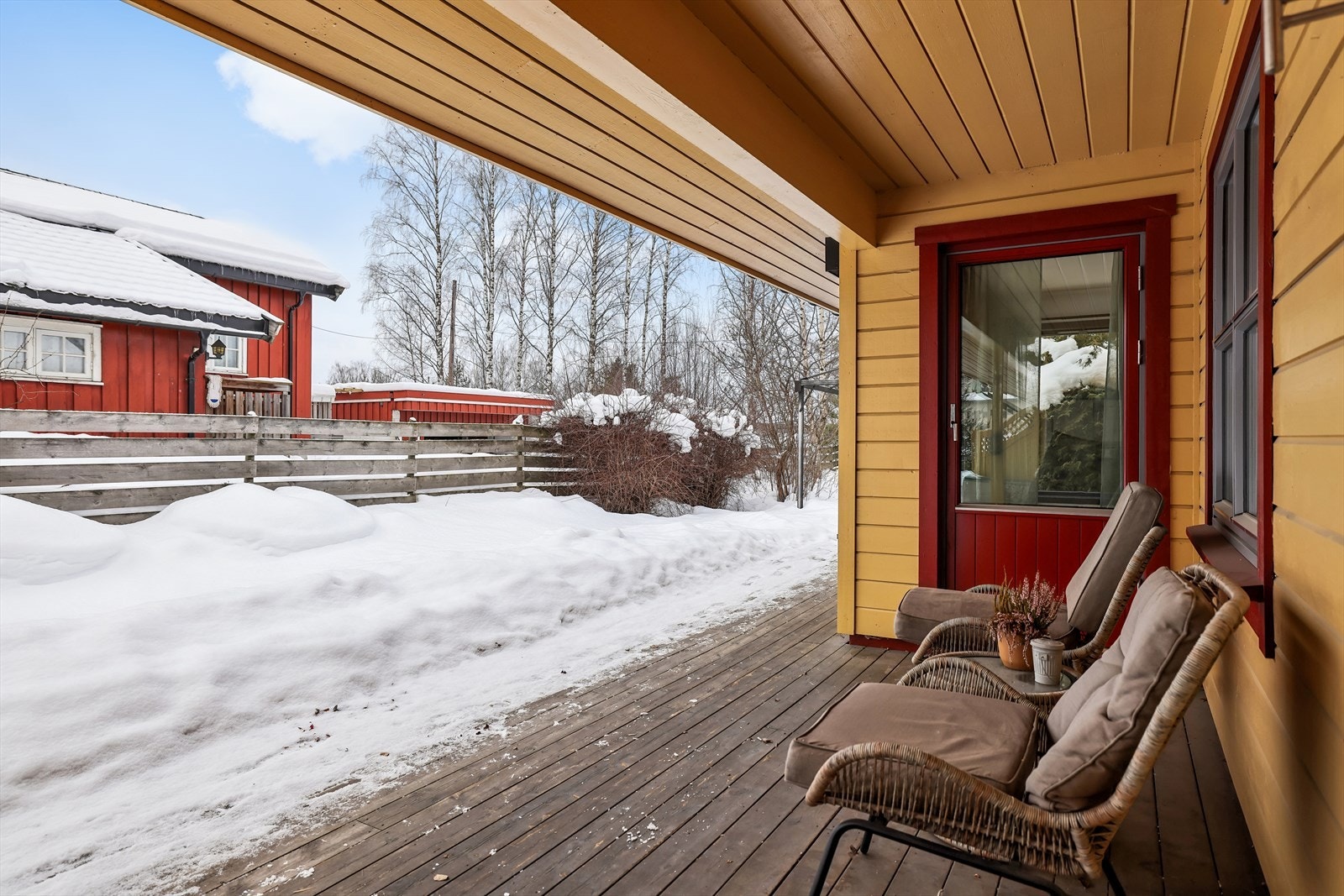 En stor, overbygget terrasse gir en lun og skjermet uteplass. Galleribilde