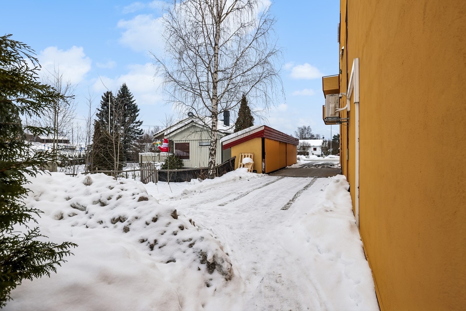 Eiendommen har egen biloppstillingsplass rett utenfor. Galleribilde