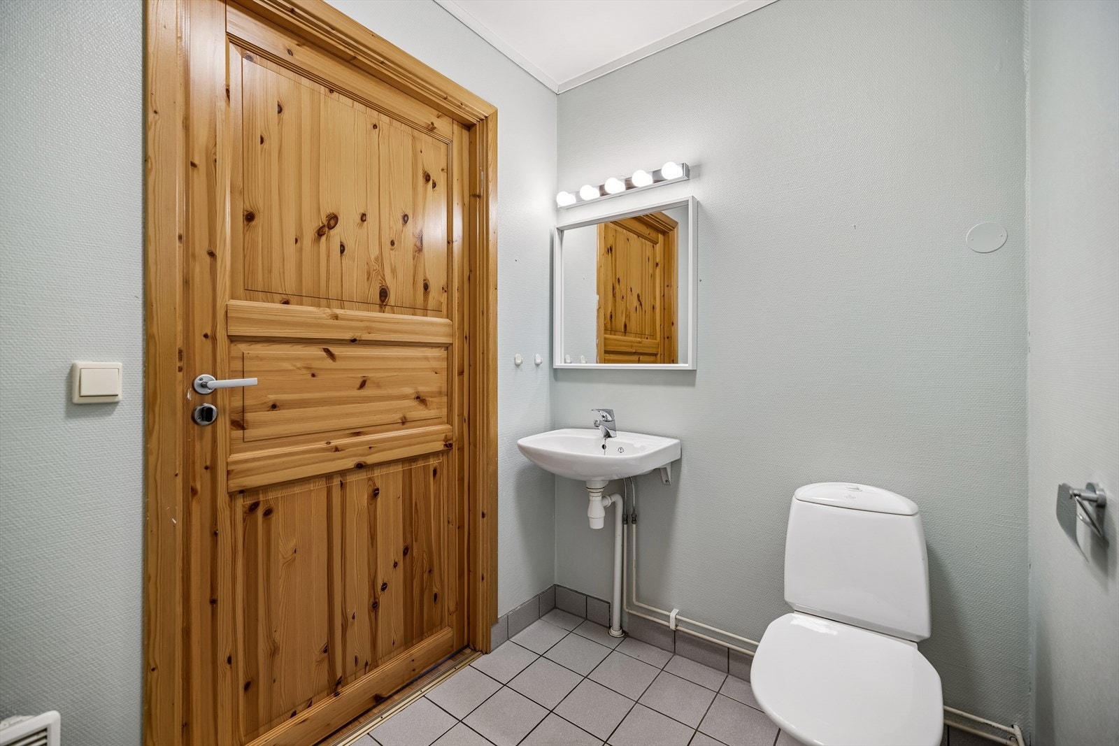 Et separat toalettrom/vaskerom med servant er en praktisk løsning for både beboere og gjester. Galleribilde