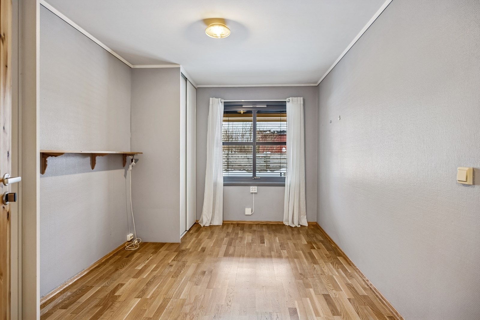 Dette soverommet er lyst og enkelt å møblere, med plass til både seng og garderobe. Galleribilde