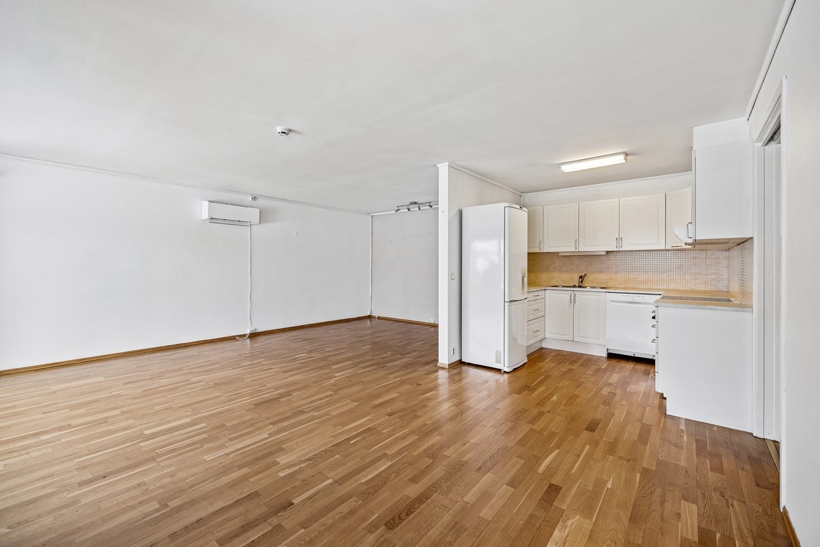 Stue og kjøkken utgjør et stort, sammenhengende areal med fleksible møbleringsmuligheter. Galleribilde