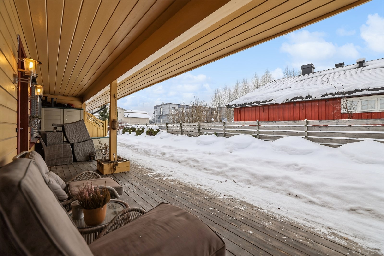 Terrassen har god plass til en sittegruppe og er en fin forlengelse av boligen. Galleribilde