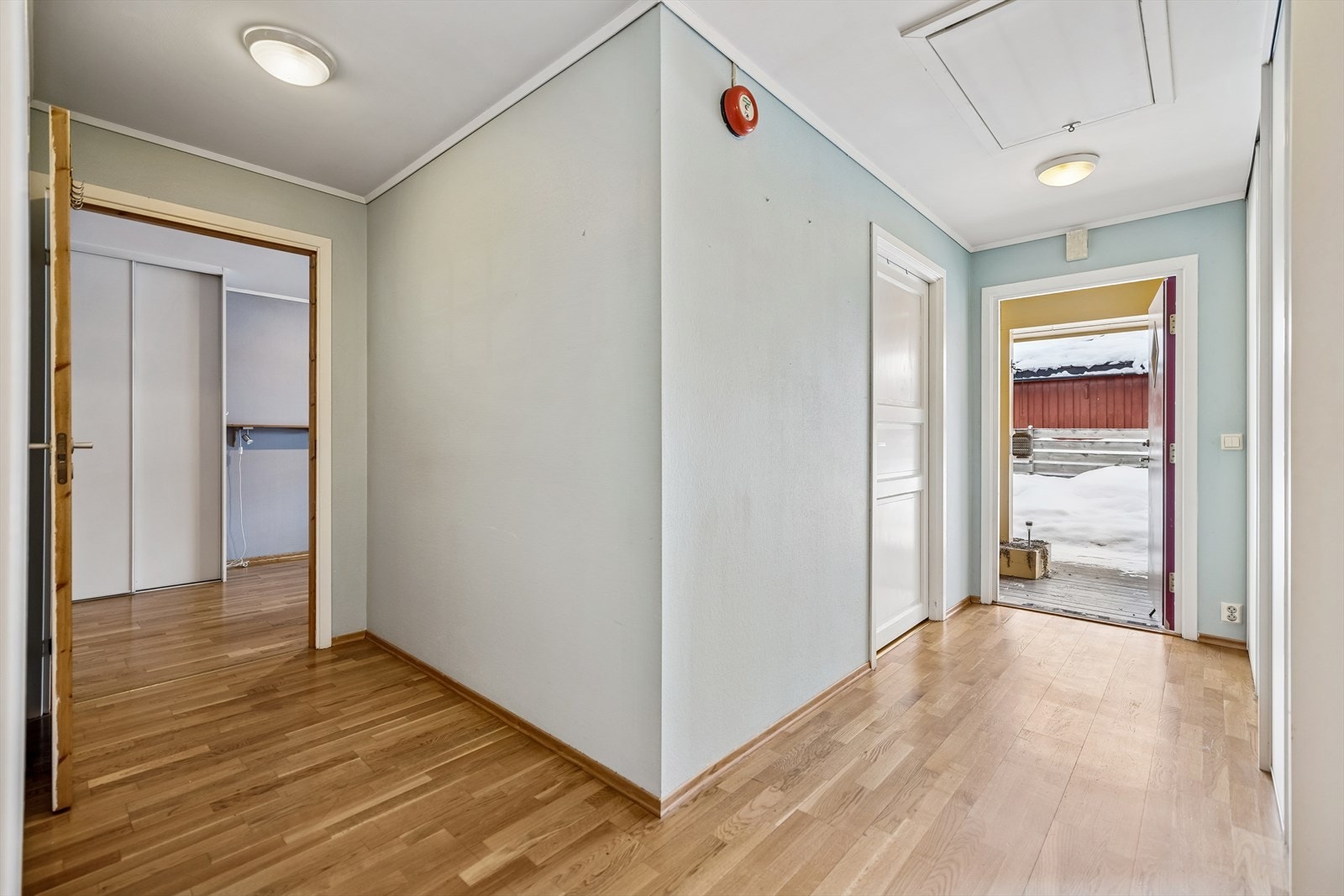 Fra gangen er det direkte utgang til den overbygde terrassen. Galleribilde