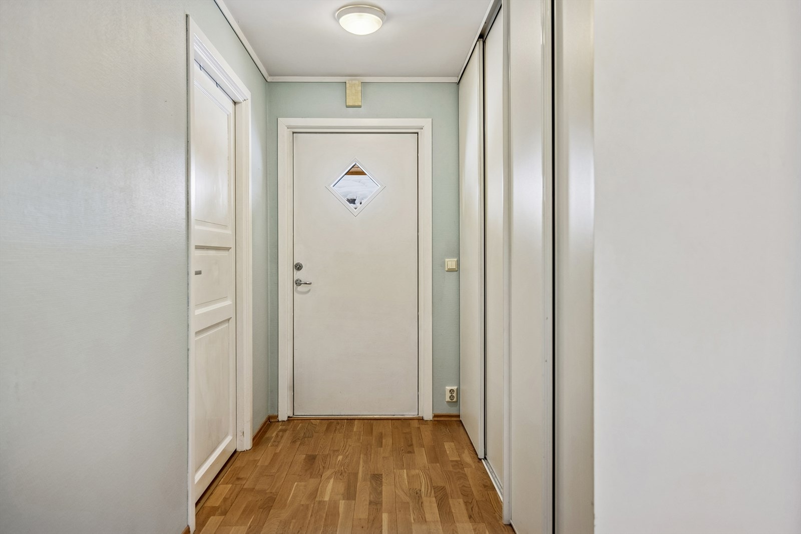 Entréen har en romslig skyvedørsgarderobe for effektiv oppbevaring av yttertøy. Galleribilde