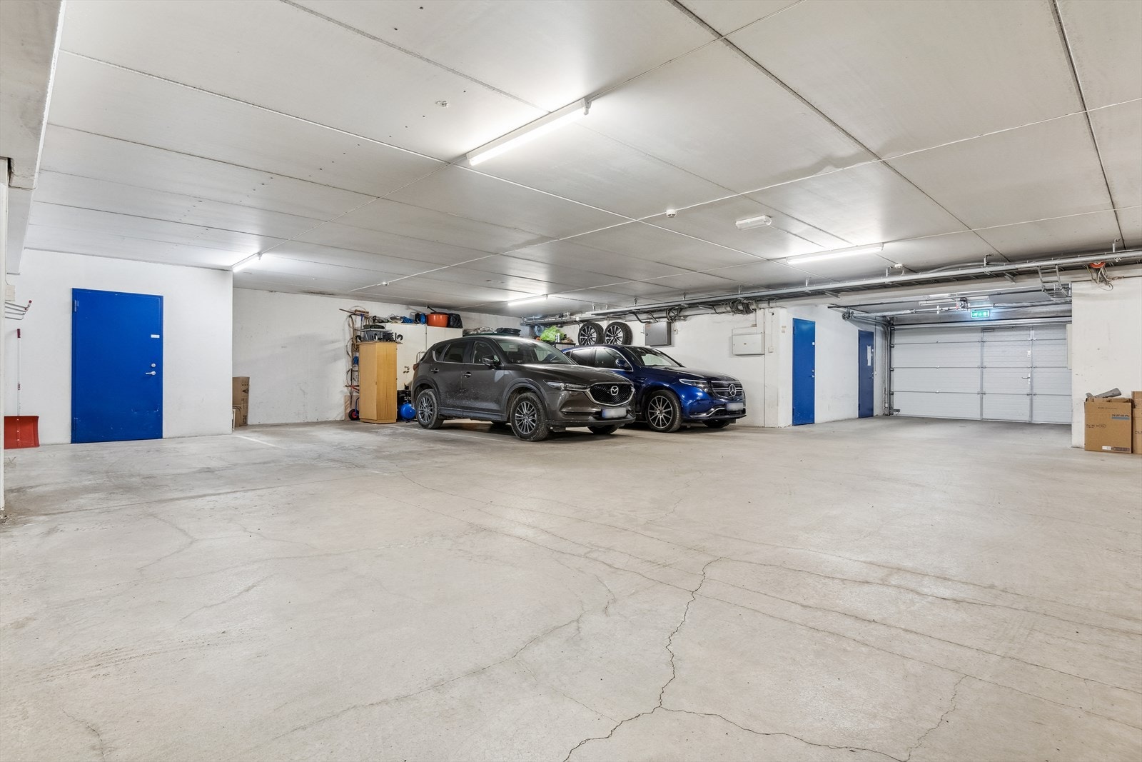 Leiligheten har bod og parkeringsplass i kjelleren. Galleribilde