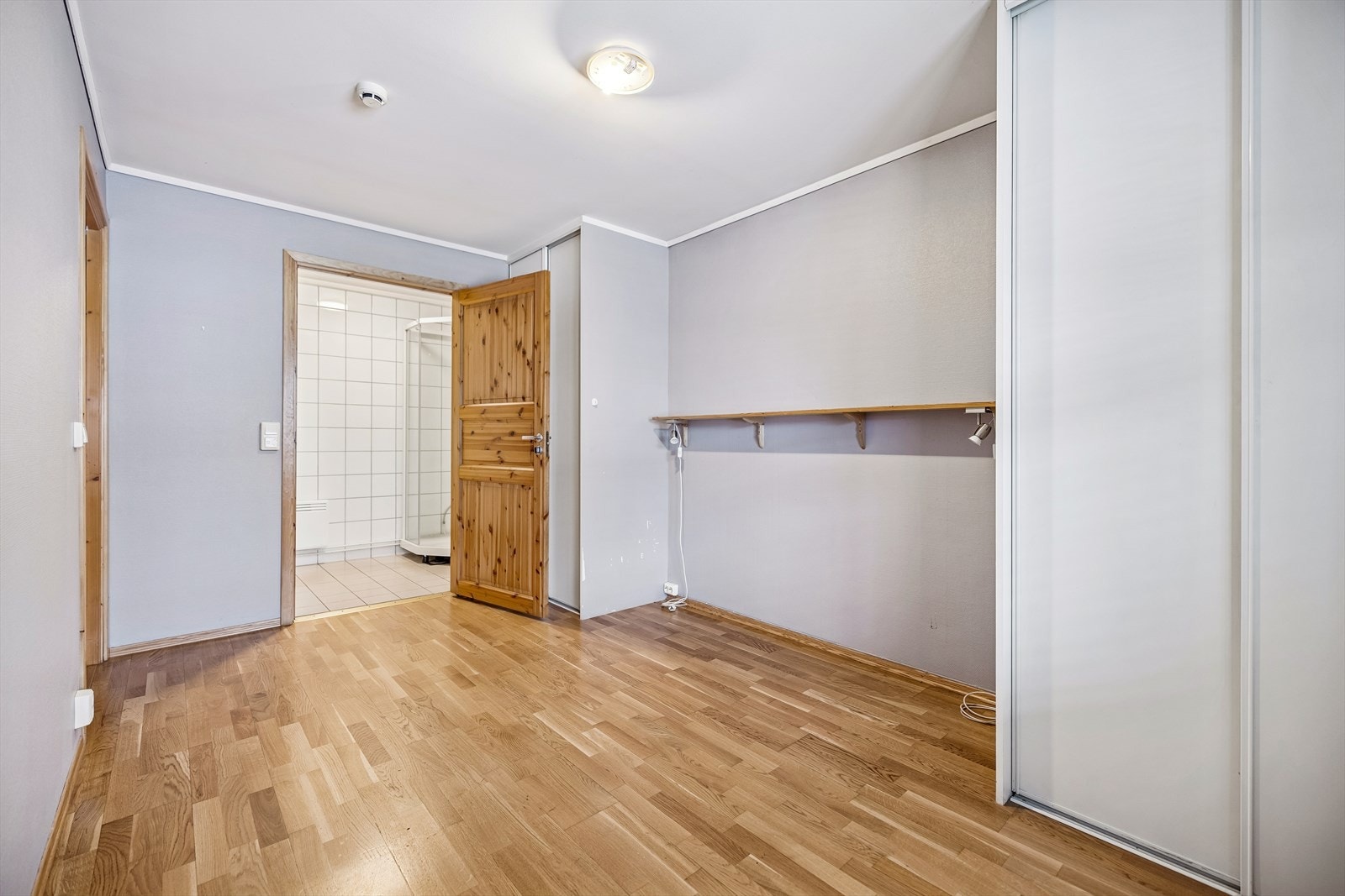 Fra det hovedsoverommet er det direkte tilgang til boligens hovedbad. Galleribilde