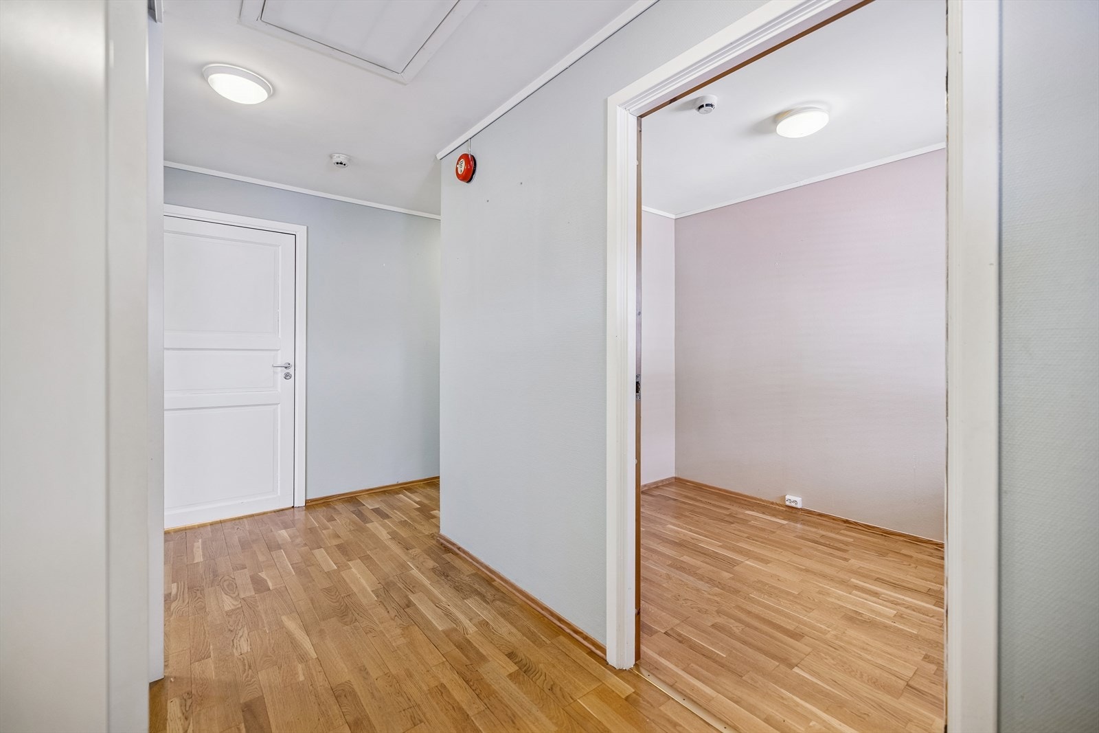 Den sentrale gangen binder rommene i boligen sammen på en effektiv måte. Galleribilde