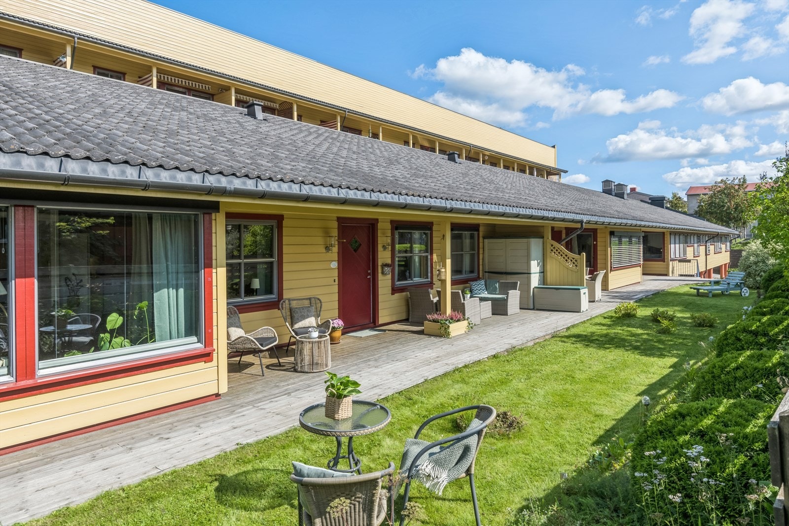 Solrik terrasse med koselig liten hageflekk! Galleribilde