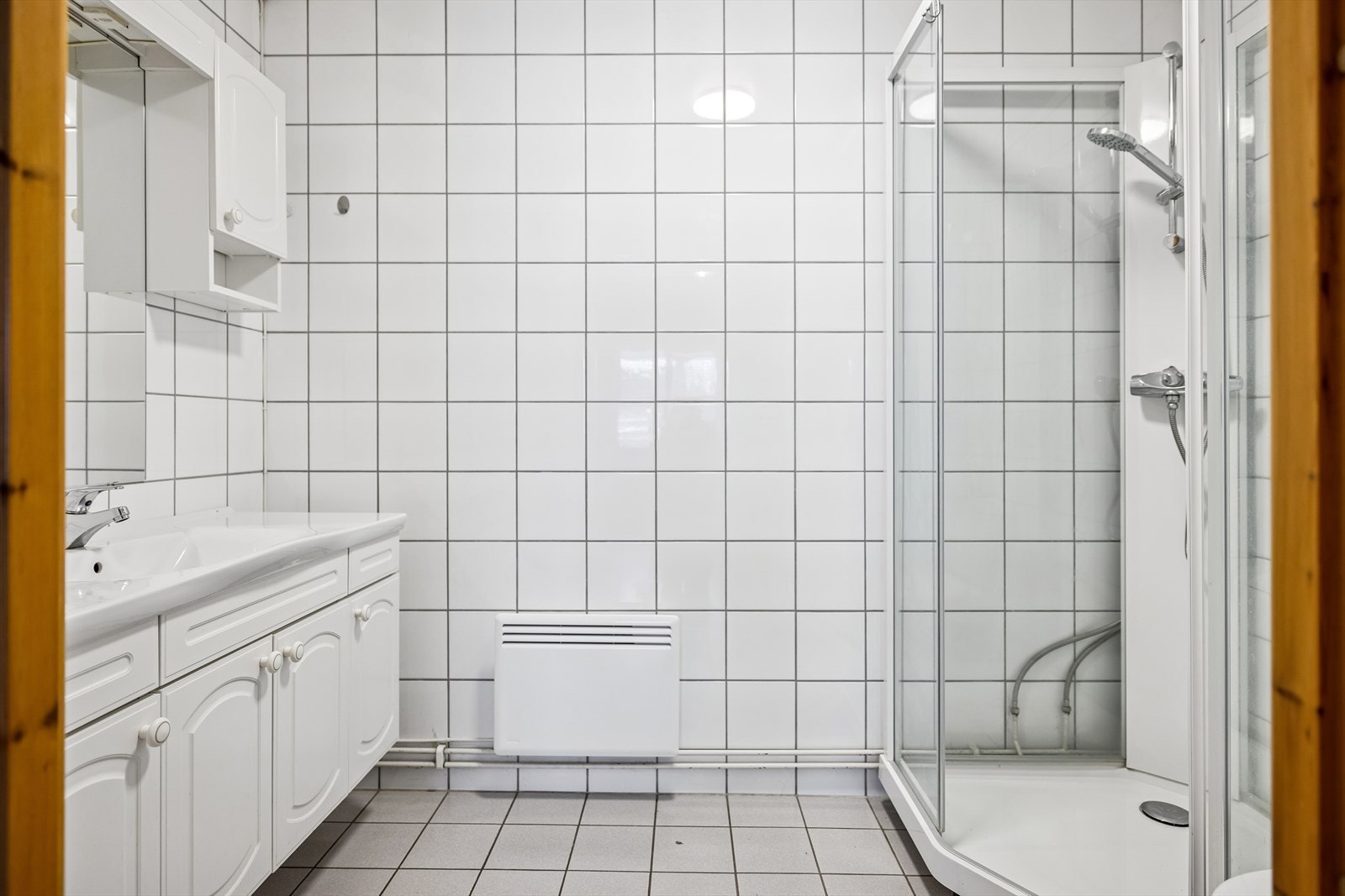 Badet har opplegg for vaskemaskin, noe som forenkler klesvasken i hverdagen. Galleribilde