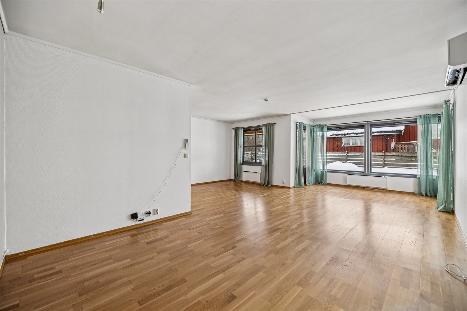 Gjennomgående parkettgulv i oppholdsrommene skaper et helhetlig inntrykk. Galleribilde