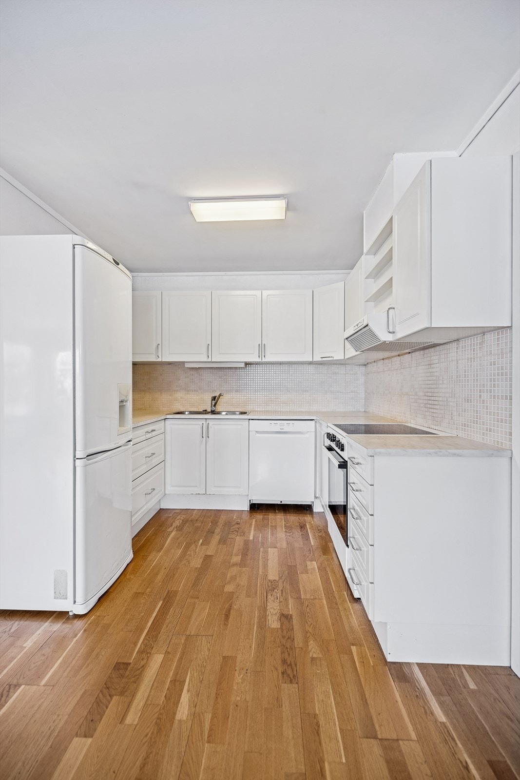 God benke- og skapplass gir funksjonelle arbeidsforhold på kjøkkenet. Galleribilde