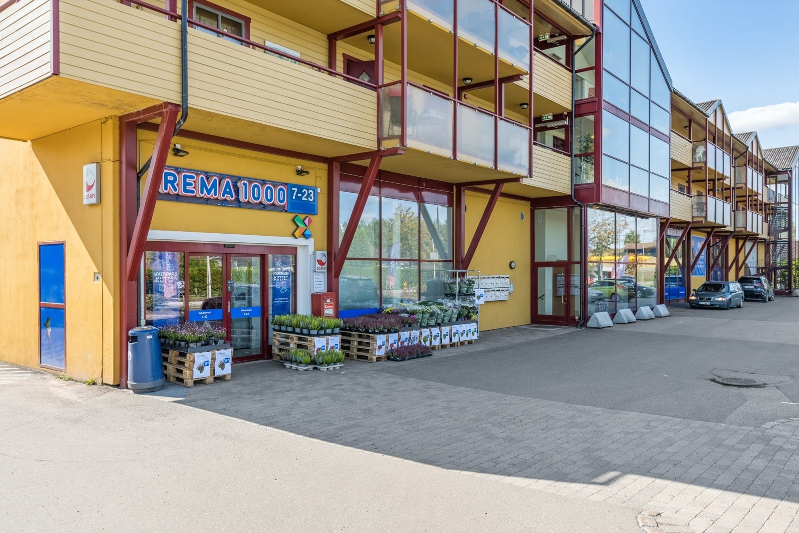 Dagligvare i umiddelbar adkomst, på fremsiden av bygget! Galleribilde