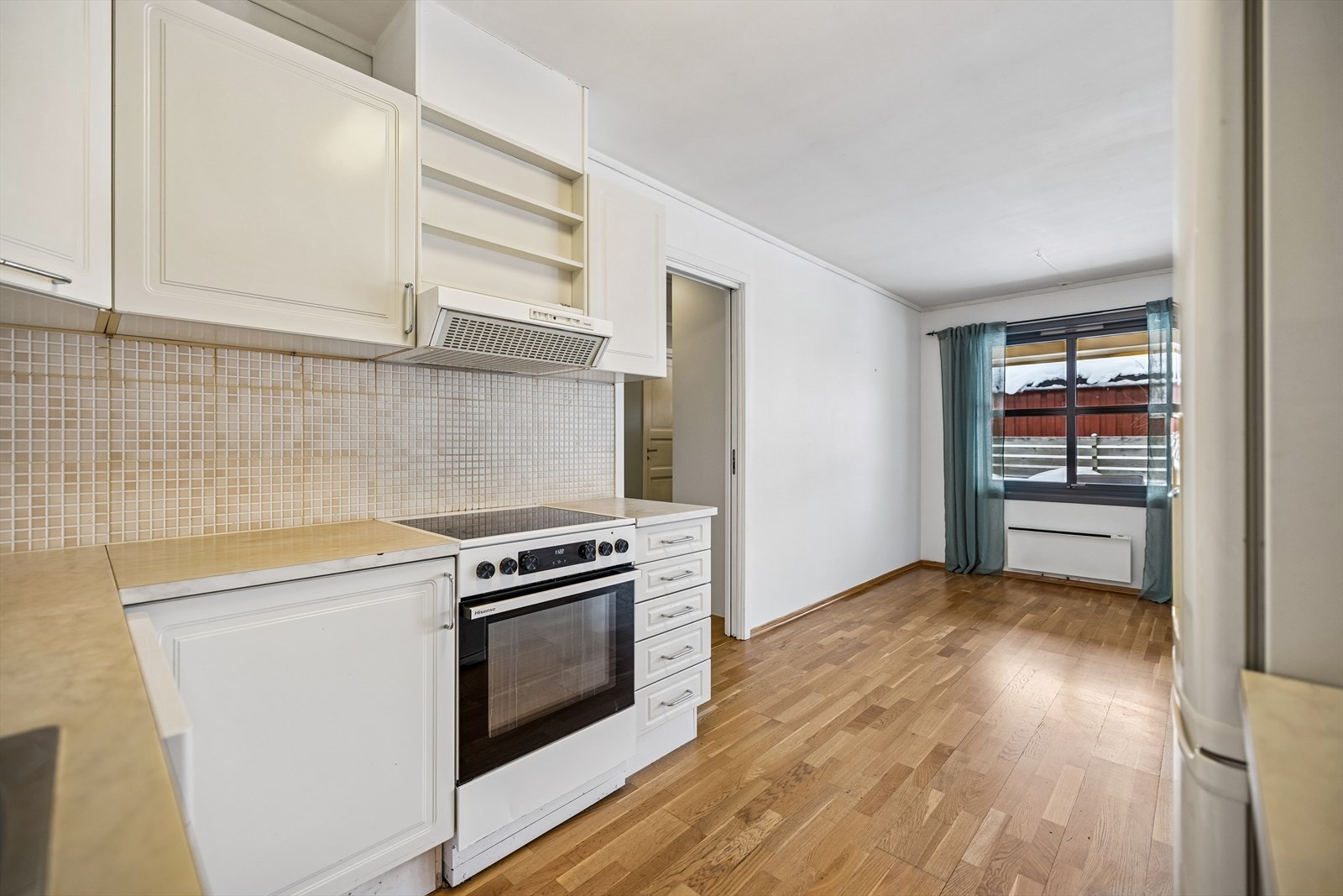 Kjøkkenet er utstyrt med keramisk platetopp, stekeovn og ventilator. Galleribilde