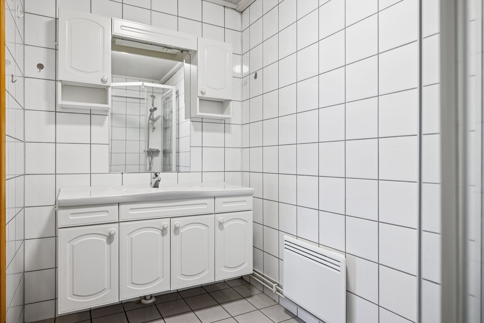 Baderomsinnredningen tilbyr god oppbevaringsplass i både underskap og overskap. Galleribilde