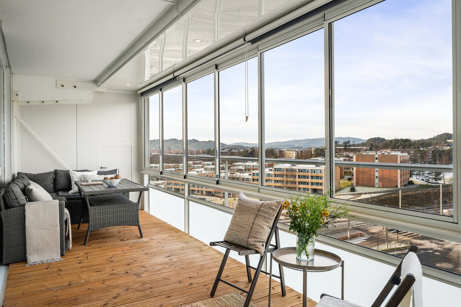 Herlig innglasset balkong på 15,8 kvm. Galleribilde