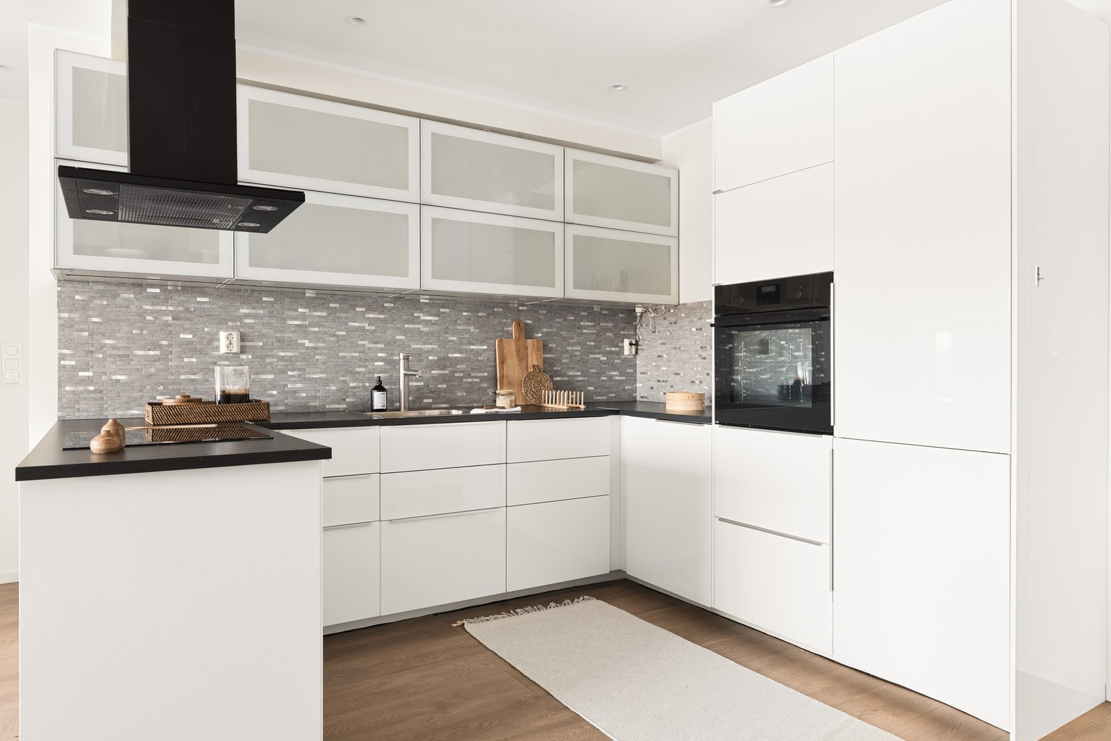 Fint kjøkken fra IKEA med slette fronter og laminat benkeplate med nedfelt vask av stål. Galleribilde