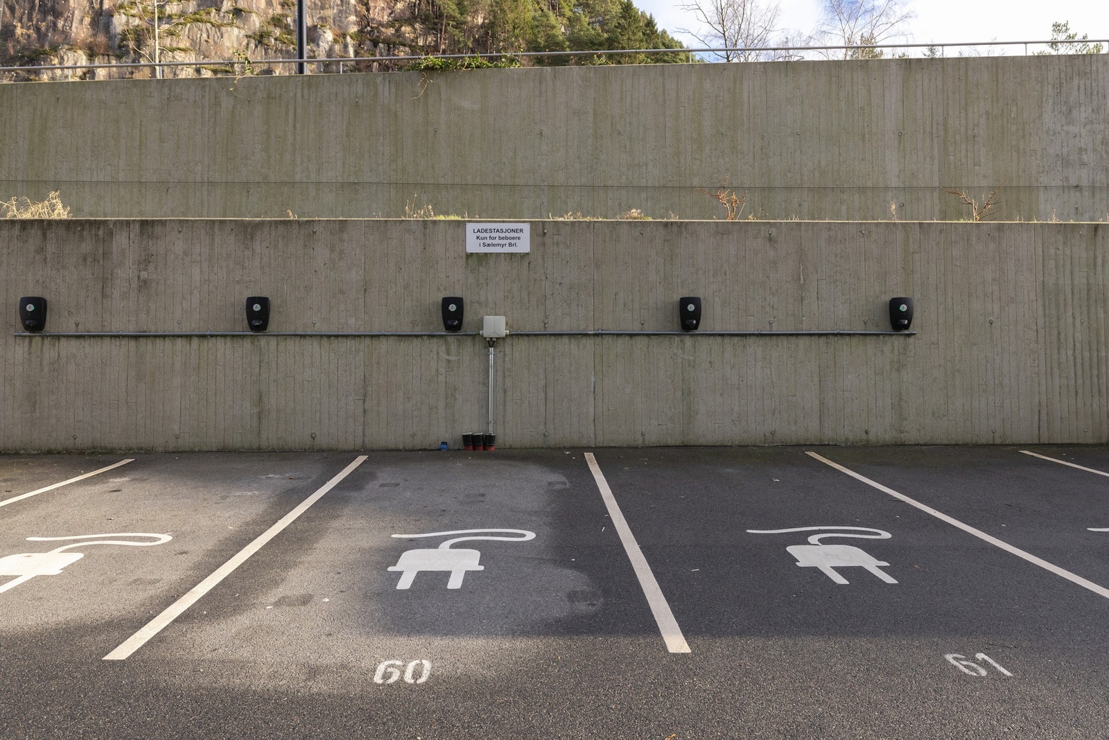 Laget har 55 parkeringsplasser, herav er 3 plasser reservert til handikappede og 36 reservert til beboere, 16
gjesteparkeringsplasser. Parkeringsplass må søkes om til styret. Galleribilde