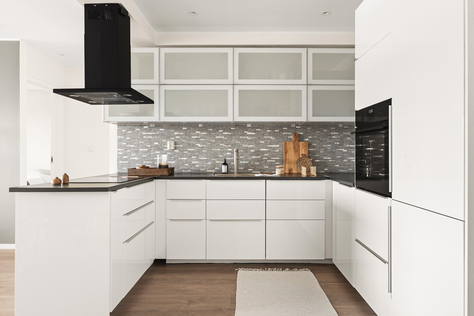 Kjøkkenet har god skap- og benkeplass som gjør matlagingen til en drøm. Galleribilde