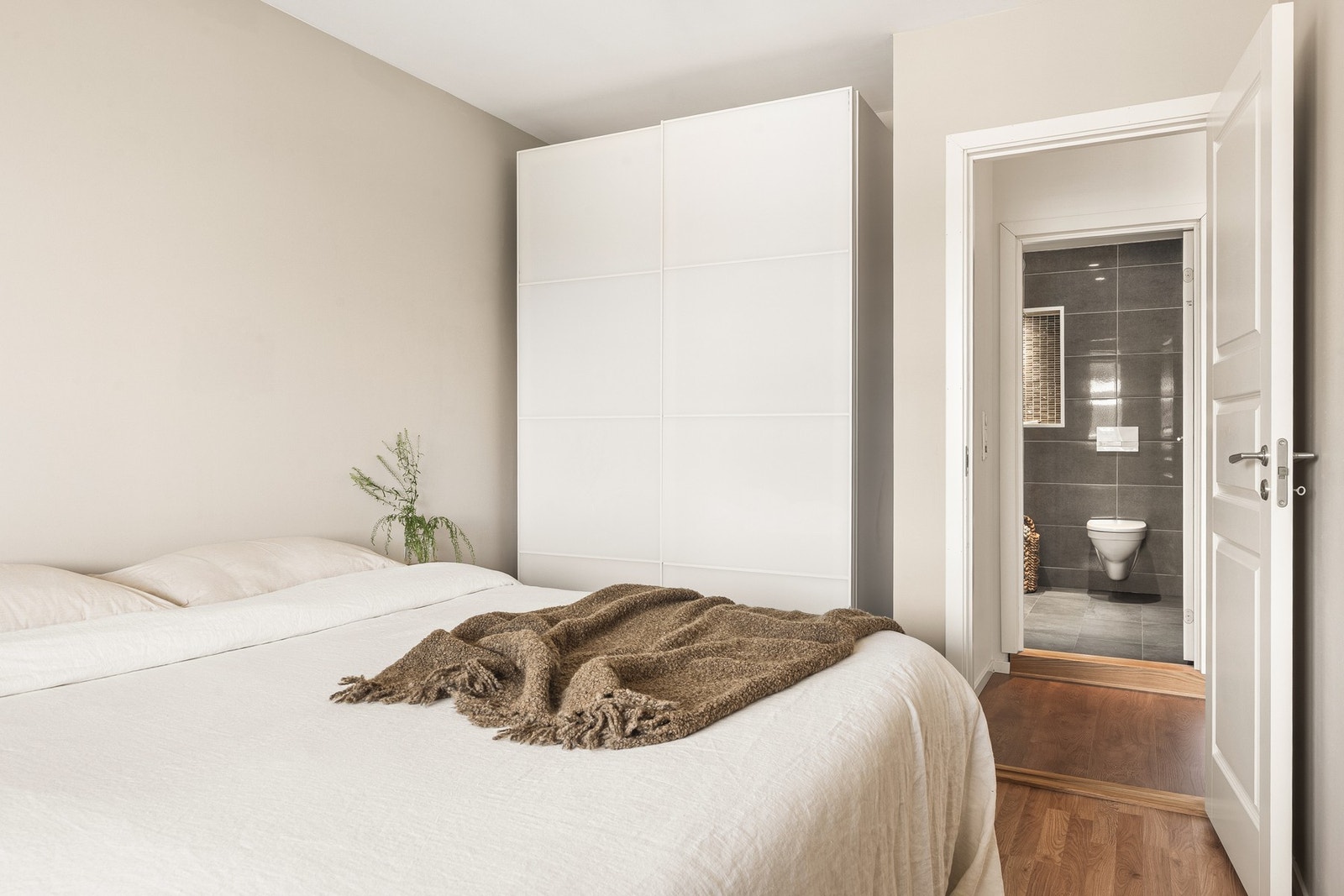 Her er det god plass til dobbeltseng, garderobe og tilhørende møblement. Galleribilde