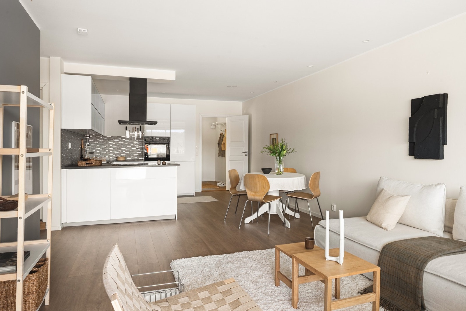 Stuen med åpen kjøkkenløsning måler 31,9 kvm. Galleribilde