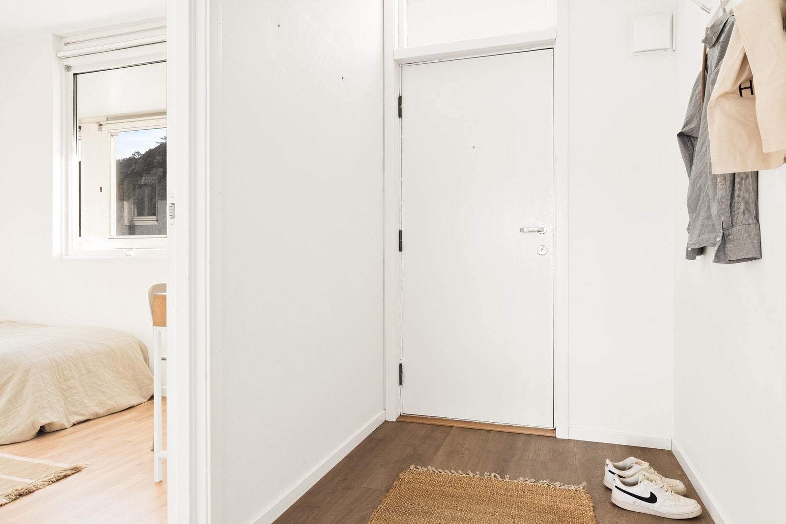 Her er det god plass til å henge fra seg yttertøy. Galleribilde