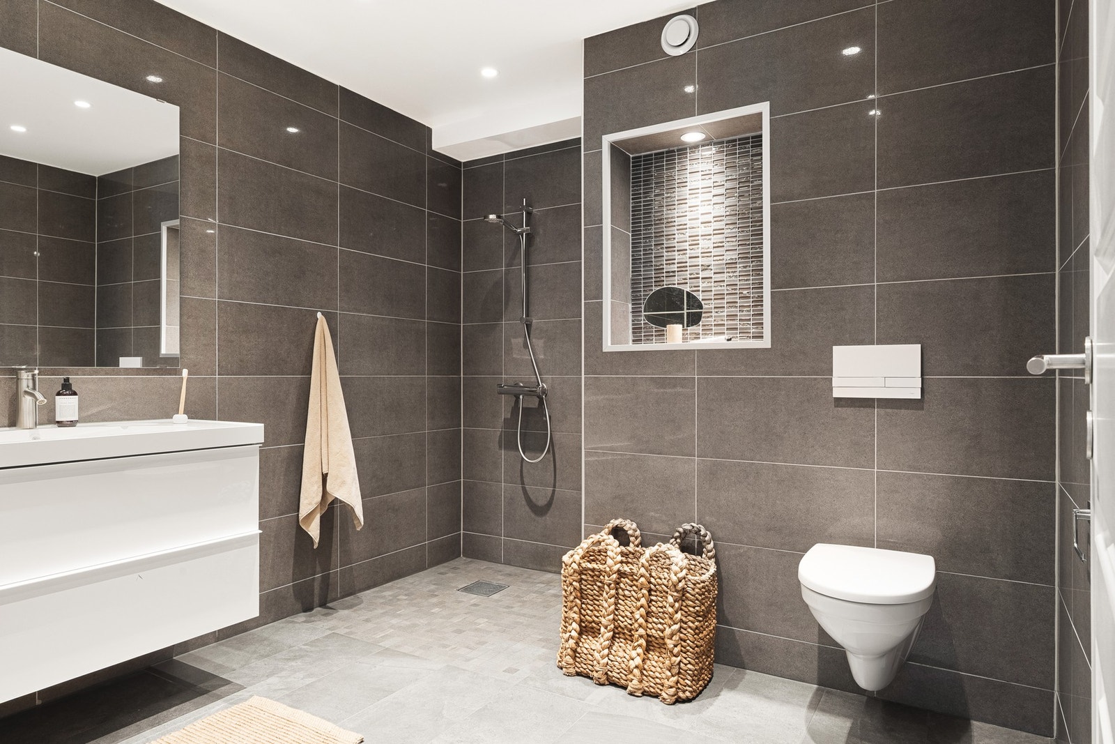 Lekkert helfliset bad med varme i gulv. Galleribilde