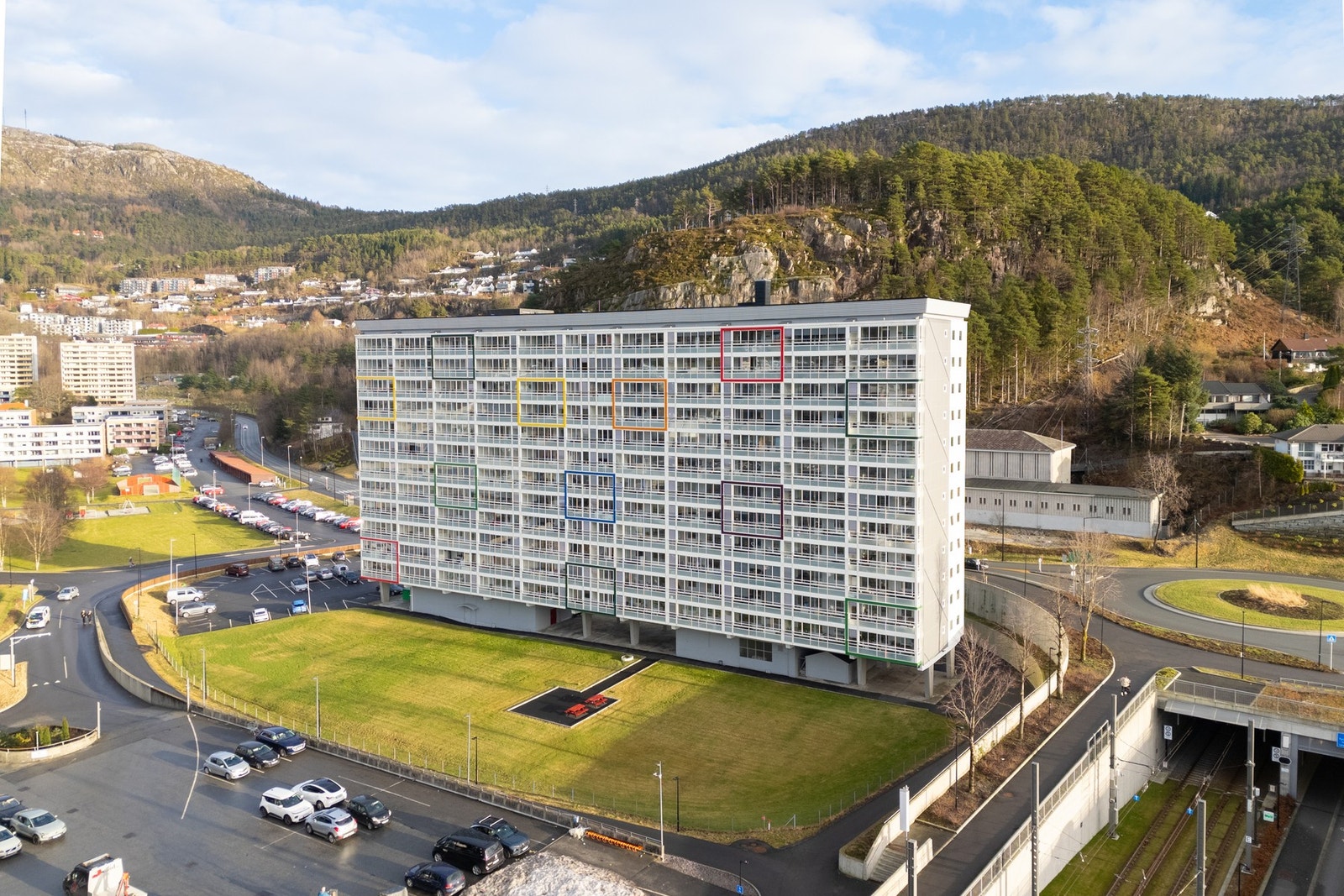 Leiligheten ligger fint til i byggets 8. etasje. Galleribilde