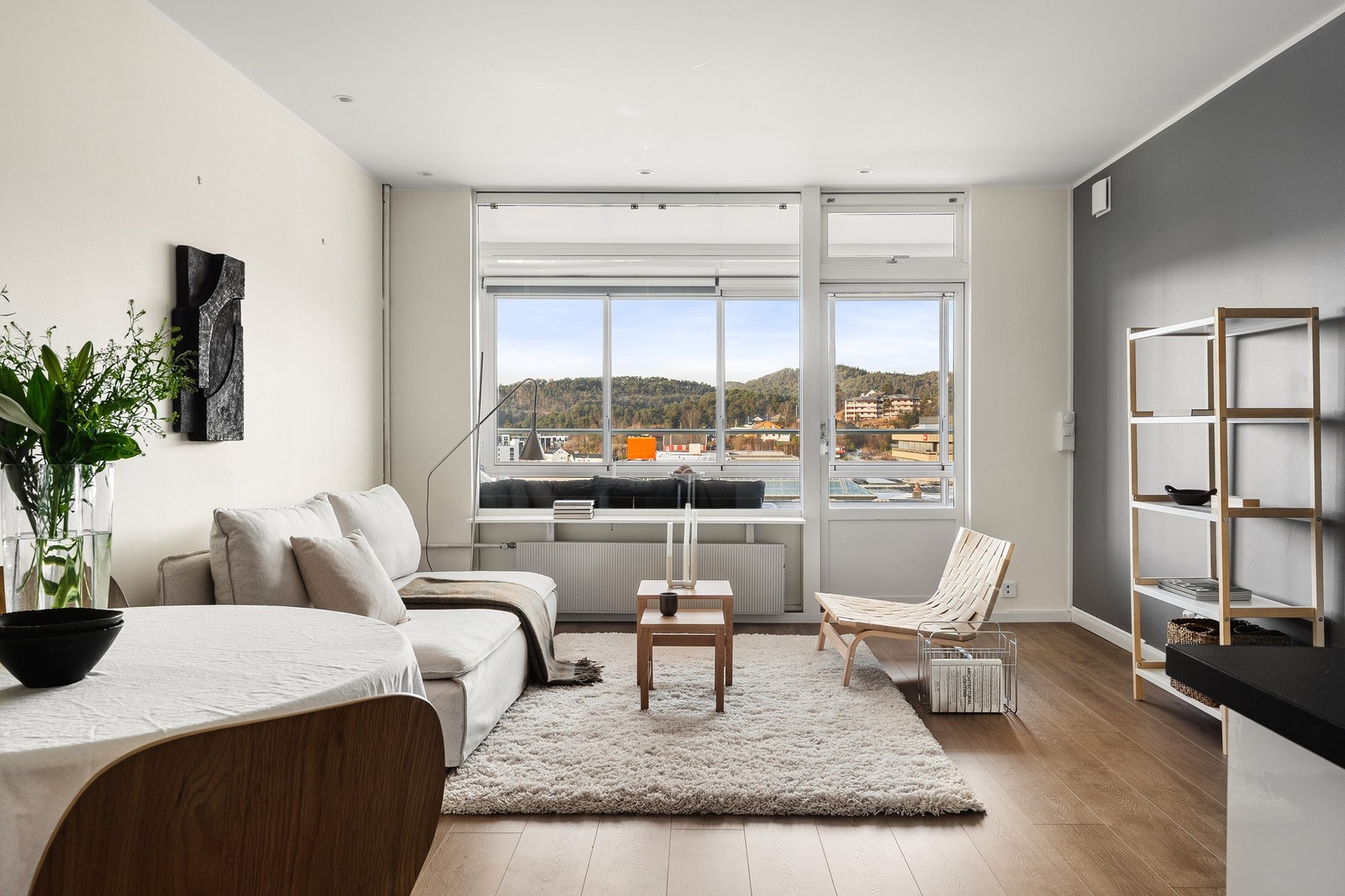 En flott 3-roms leilighet med innglasset balkong og fin utsikt. Galleribilde