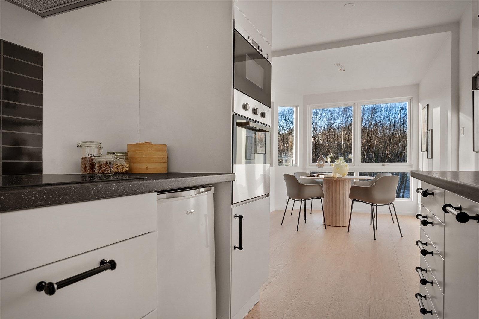 - Kjøkkenet har innredning med slette fronter, laminat benkeplate og nedfelt vask - Galleribilde