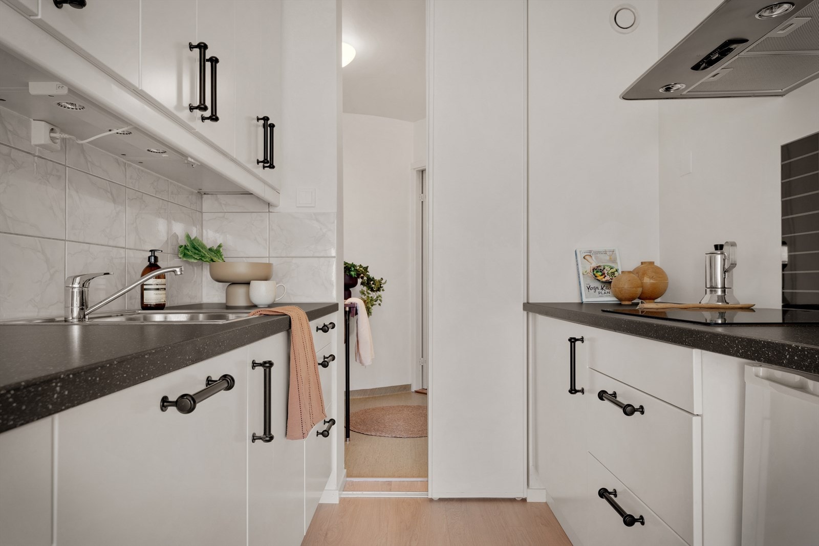 - Integrerte hvitevarer medfølger i handelen, herunder induksjon platetopp, stekeovn, mikrobølgeovn og oppvaskmaskin - Galleribilde