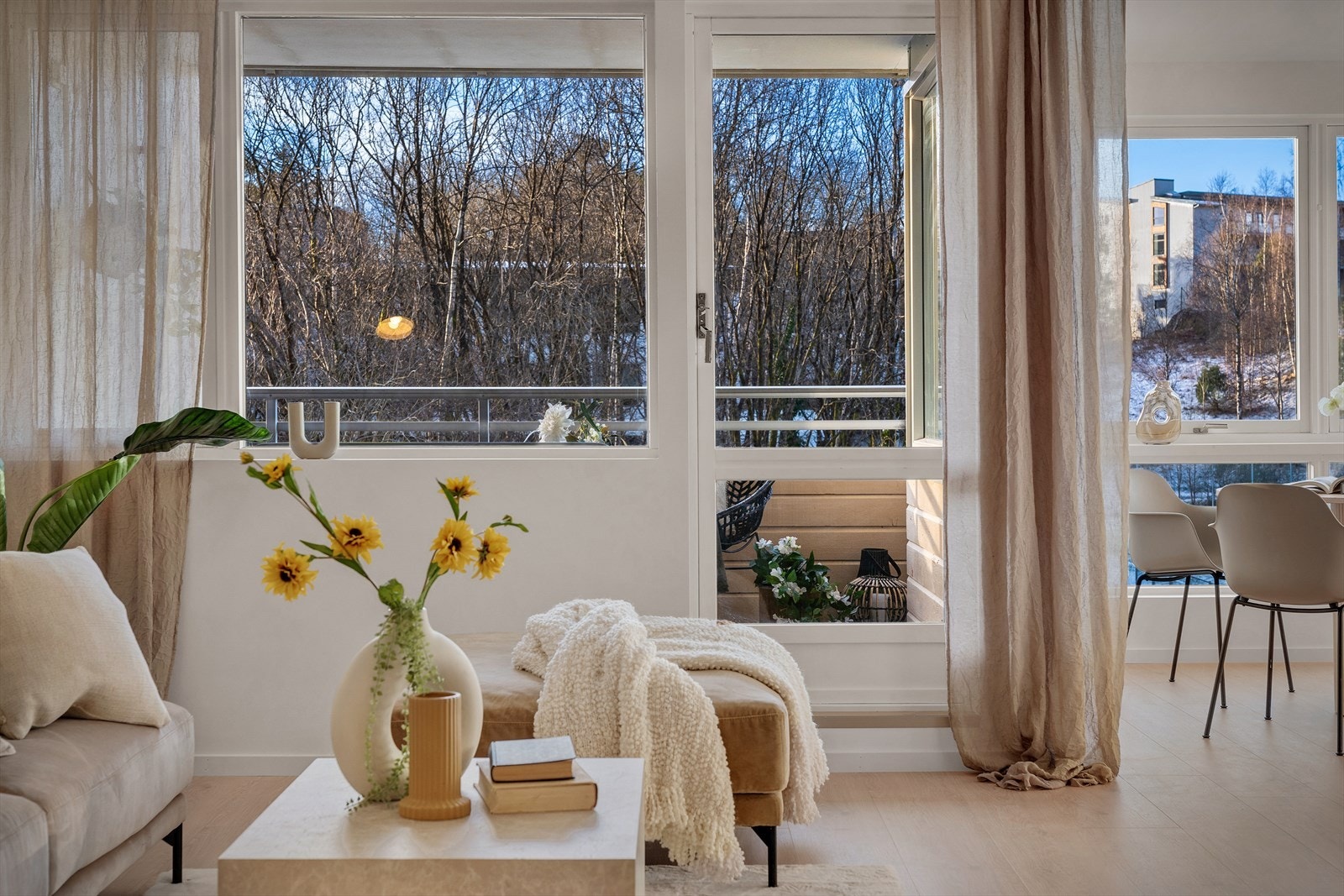 - Det er store vindusoverflater som slipper inn rikelig med naturlig lys inn i leiligheten - Galleribilde