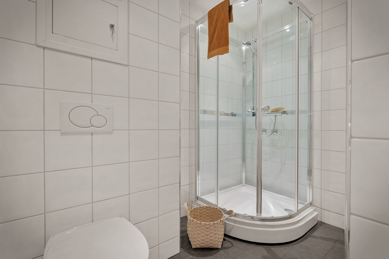 - Badet inneholder vegghengt toalett, benkeskap med servant, dusjkabinett og fordelerskap - Galleribilde