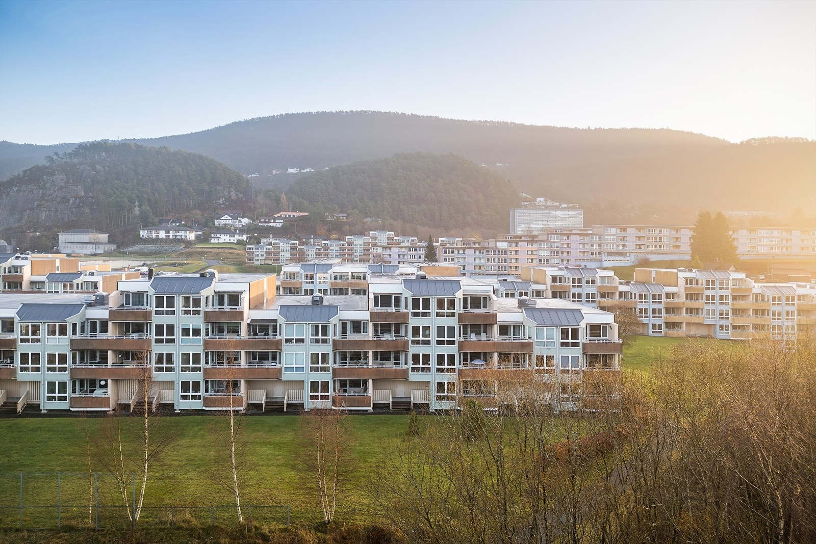 - Borettslaget har flere gjesteparkeringsplasser. Det er også mulighet for elbillading med fellesladere ute og mulighet for lader på garasjeplass - Galleribilde