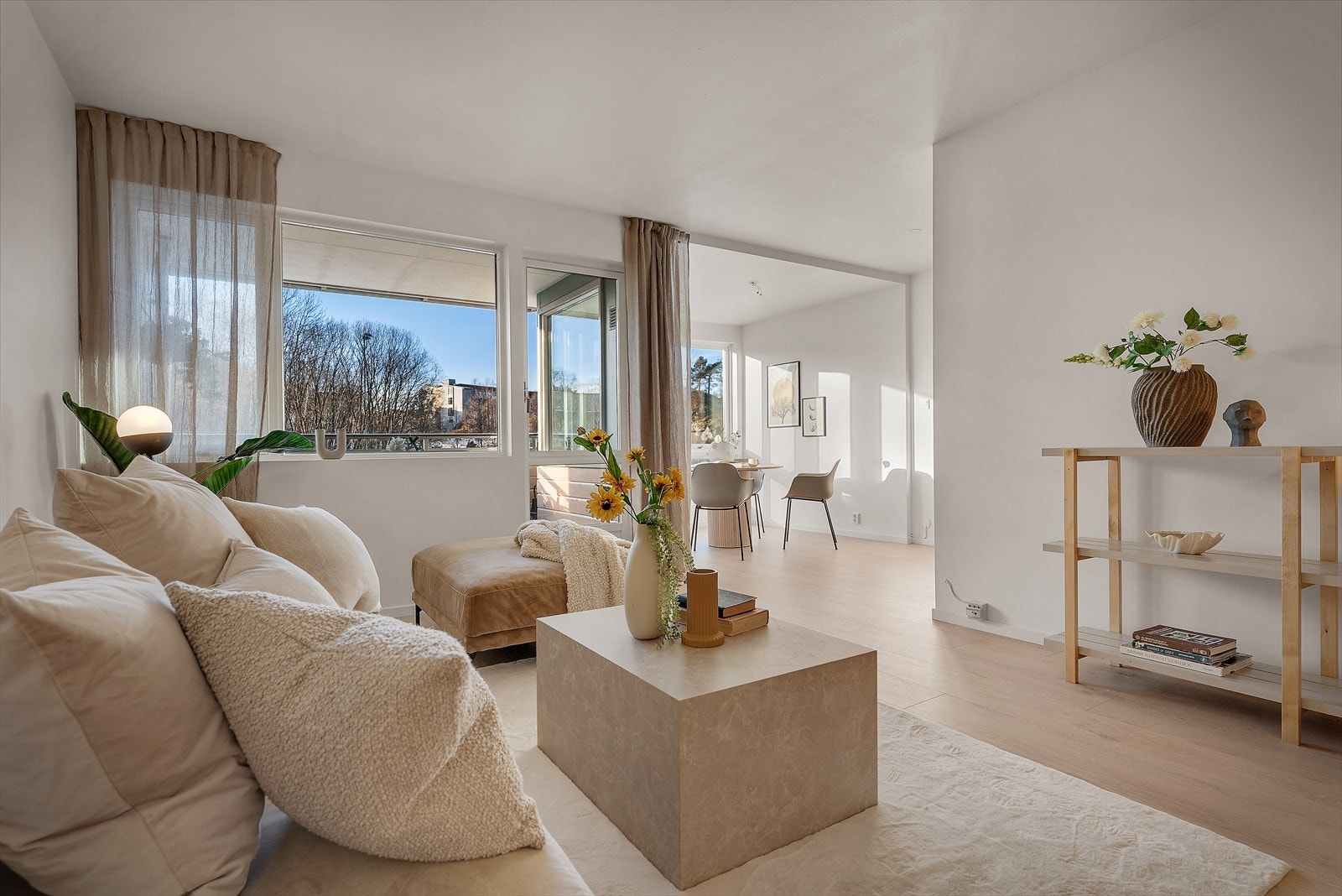 - i 2026 er det lagt nytt gulv i stue, kjøkken og gang - Galleribilde