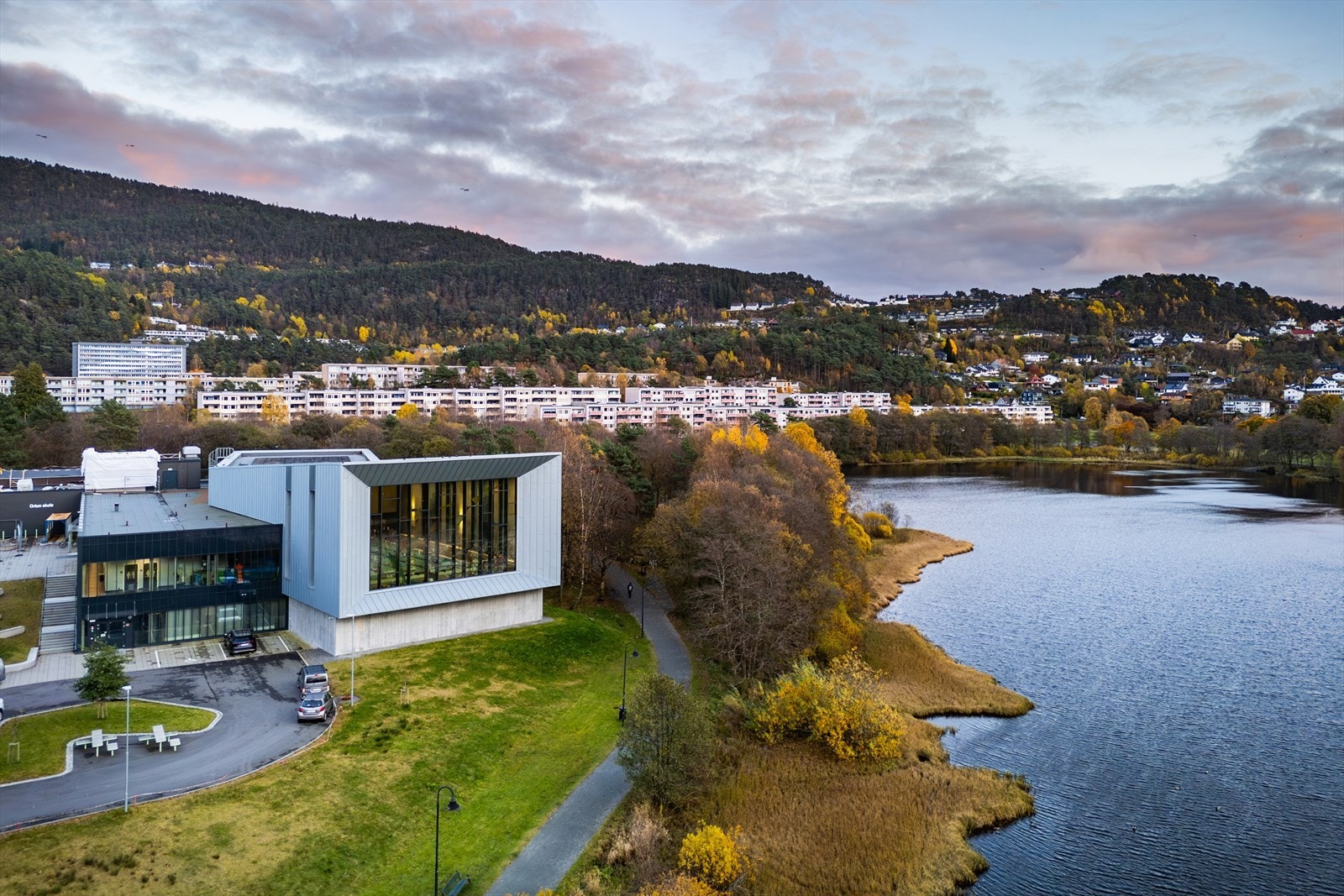 - Området er svært populært for barnefamilier - mye grunnet den umiddelbare nærheten til matbutikk, barnehager, lekeplasser, grøntområder og skole - Galleribilde