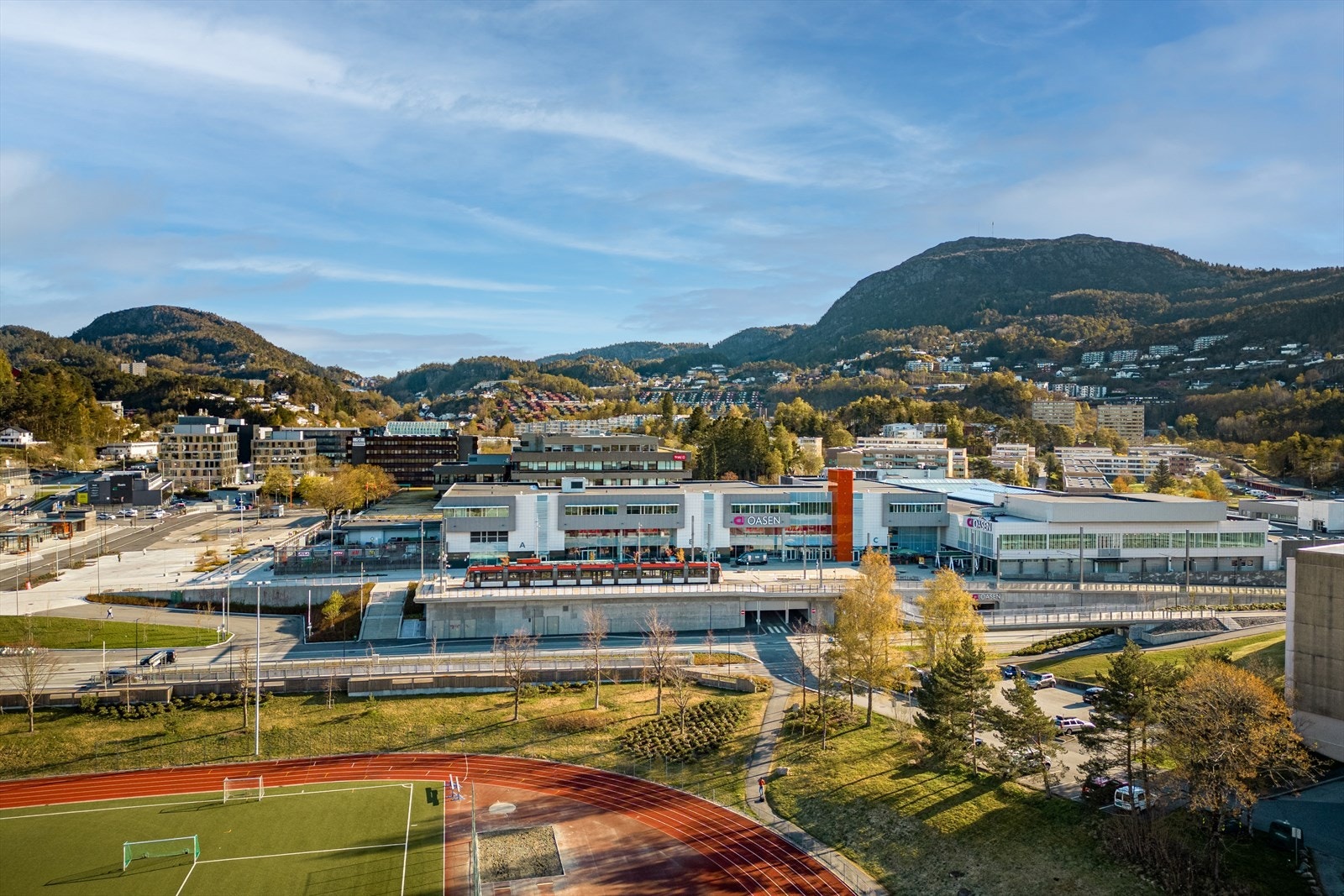 - Kun 4 min gange til Oasen senter med matbutikk, SATS, restaurant m.m. - Galleribilde