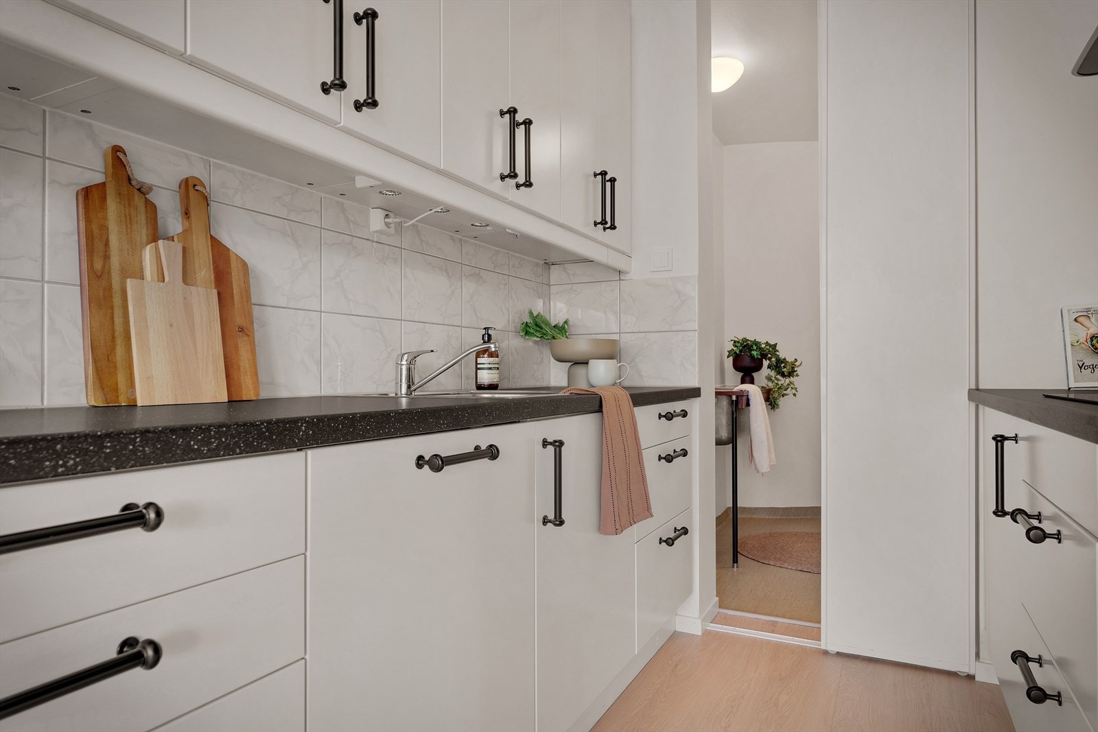 - Det er direkte tilgang til vaskerom fra kjøkkenet - Galleribilde