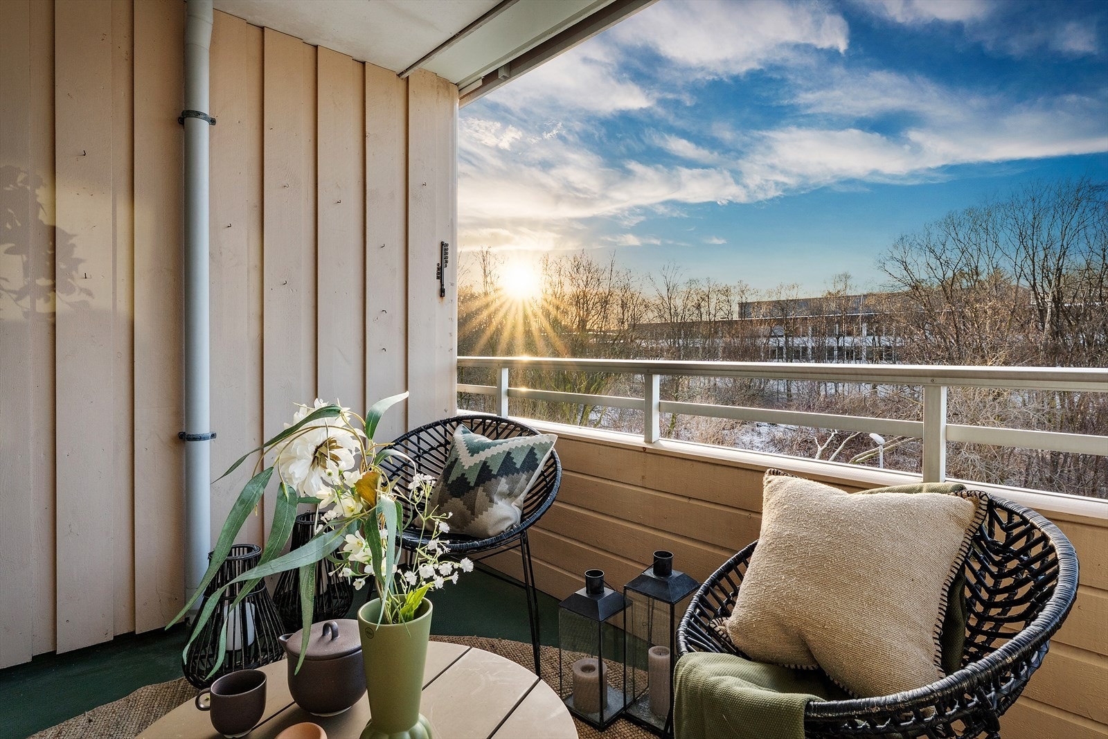 - Altan på bakside er vestvendt, med gode solforhold om ettermiddagen/kvelden - Galleribilde