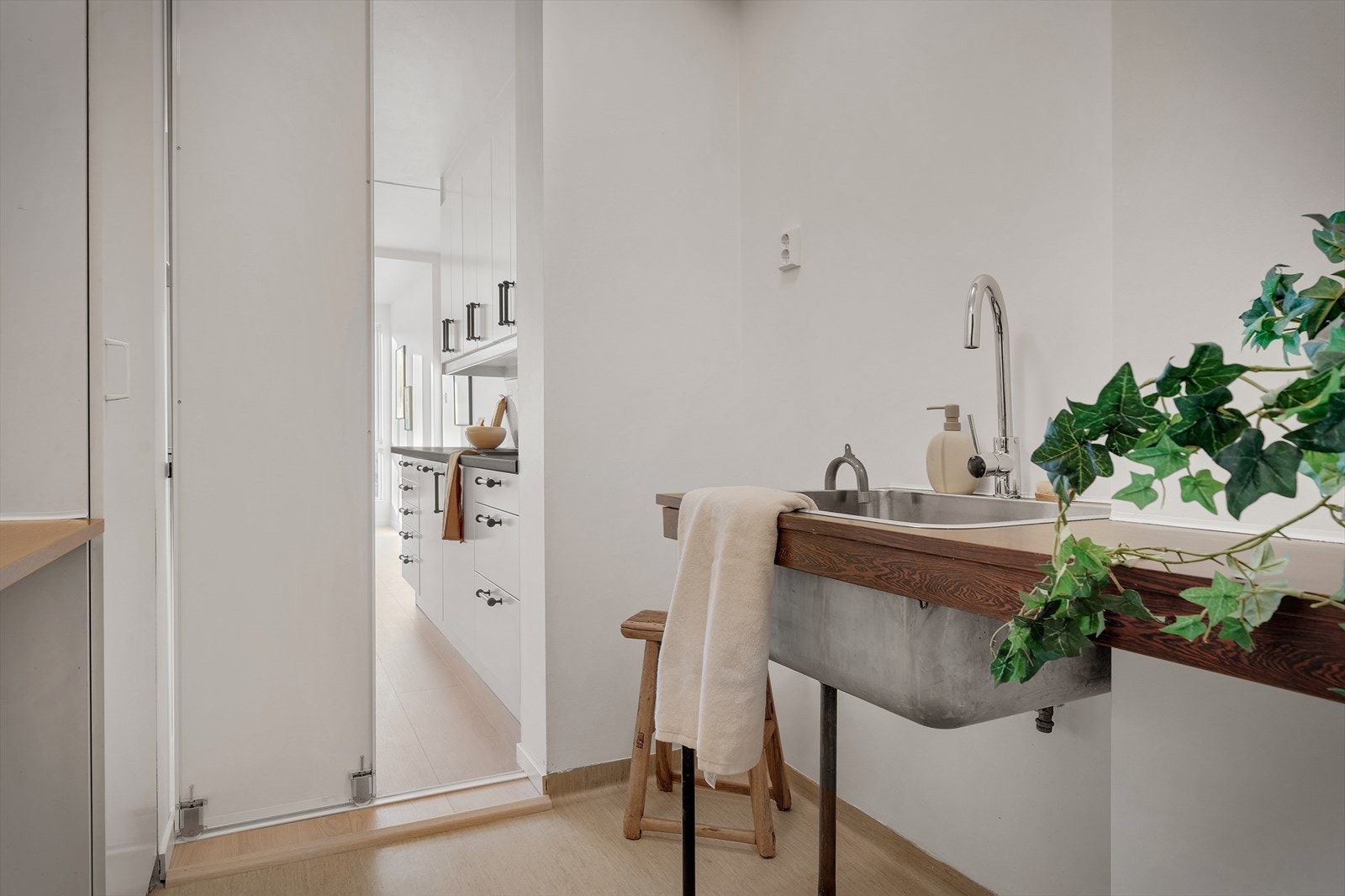 - Vaskerommet er praktisk og gir en ryddig følelse, med god plass til ekstra oppbevaring - Galleribilde