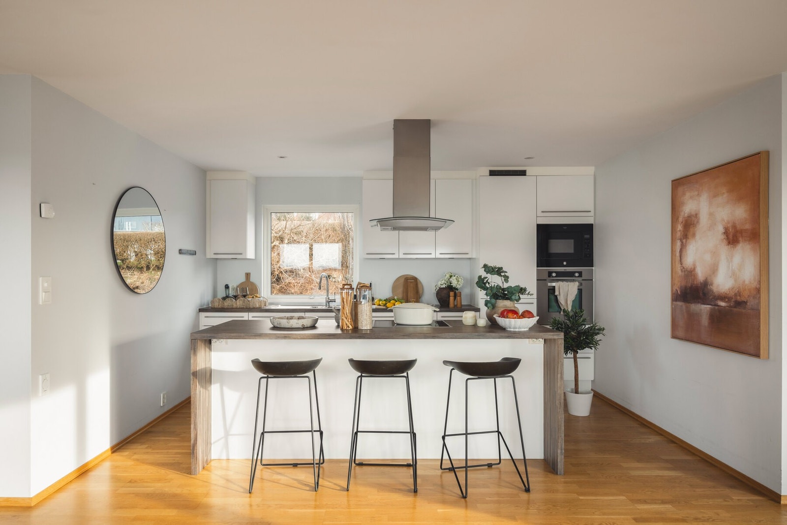 Kvalitetskjøkken fra Schmidt med godt med skapplass for effektiv organisering. Galleribilde