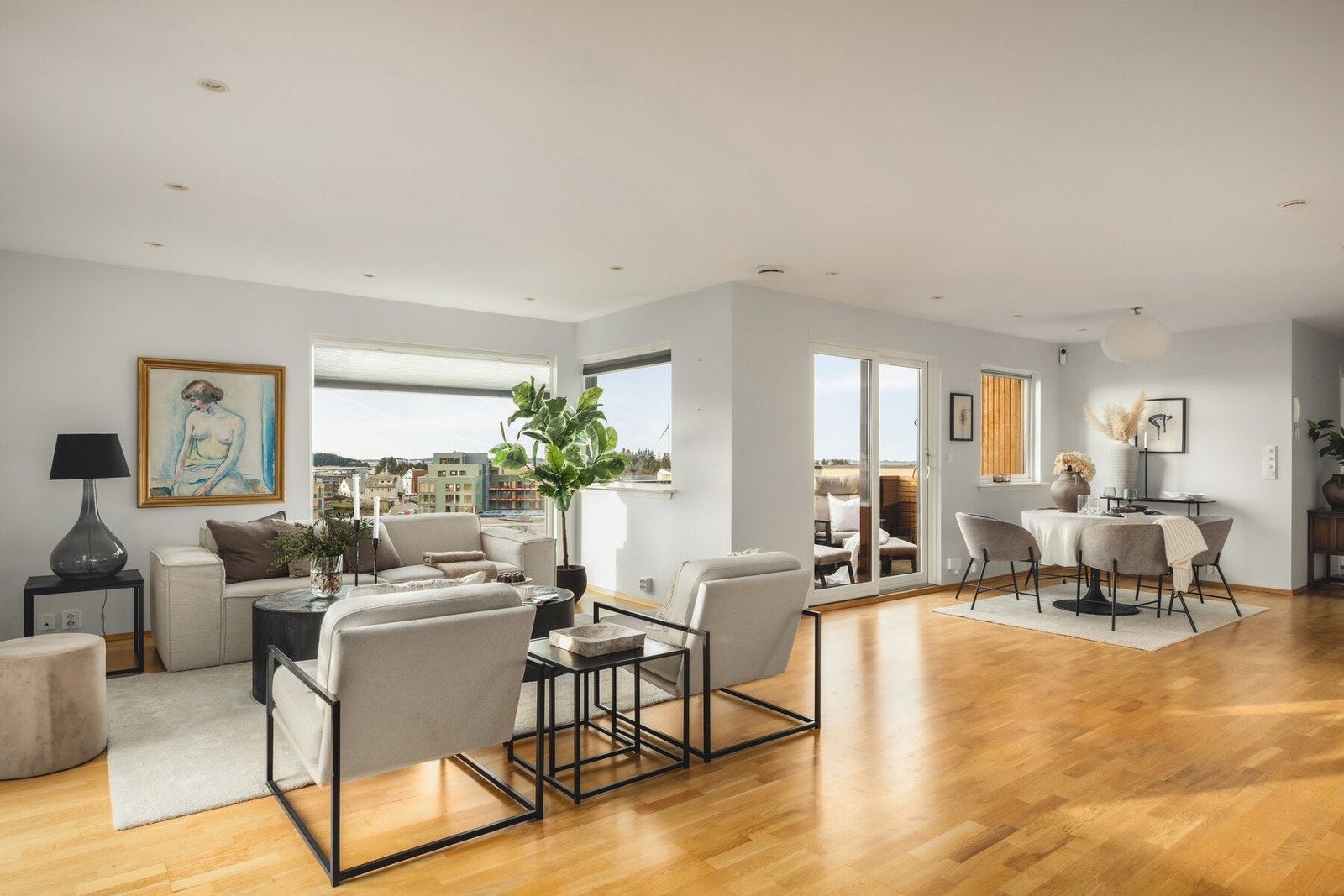 Fra stuen er det utgang til to terrasser med perfekte solforhold. Galleribilde